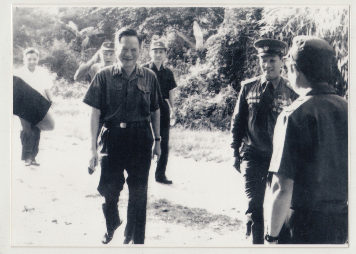 Tư lệnh Lê Đức Anh thăm đơn vị 817 tại chiến trường Campuchia năm 1983 - Ảnh: tư liệu