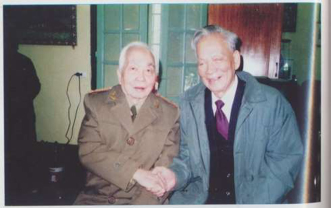 Đại tướng Lê Đức Anh và Đại tướng Võ Nguyên Giáp trong dịp Tết Đinh Sửu 1997