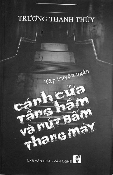 Cánh cửa tầng hầm và nút bấm thang máy