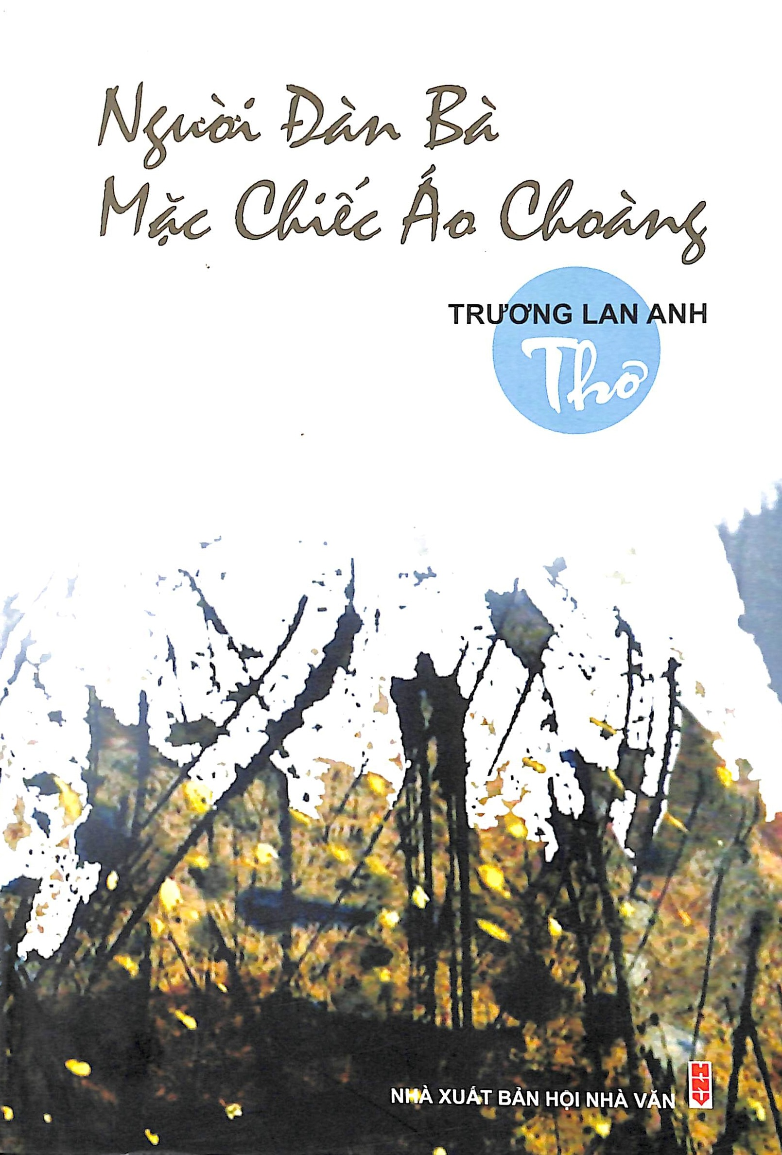 Người đàn bà mặc chiếc áo choàng