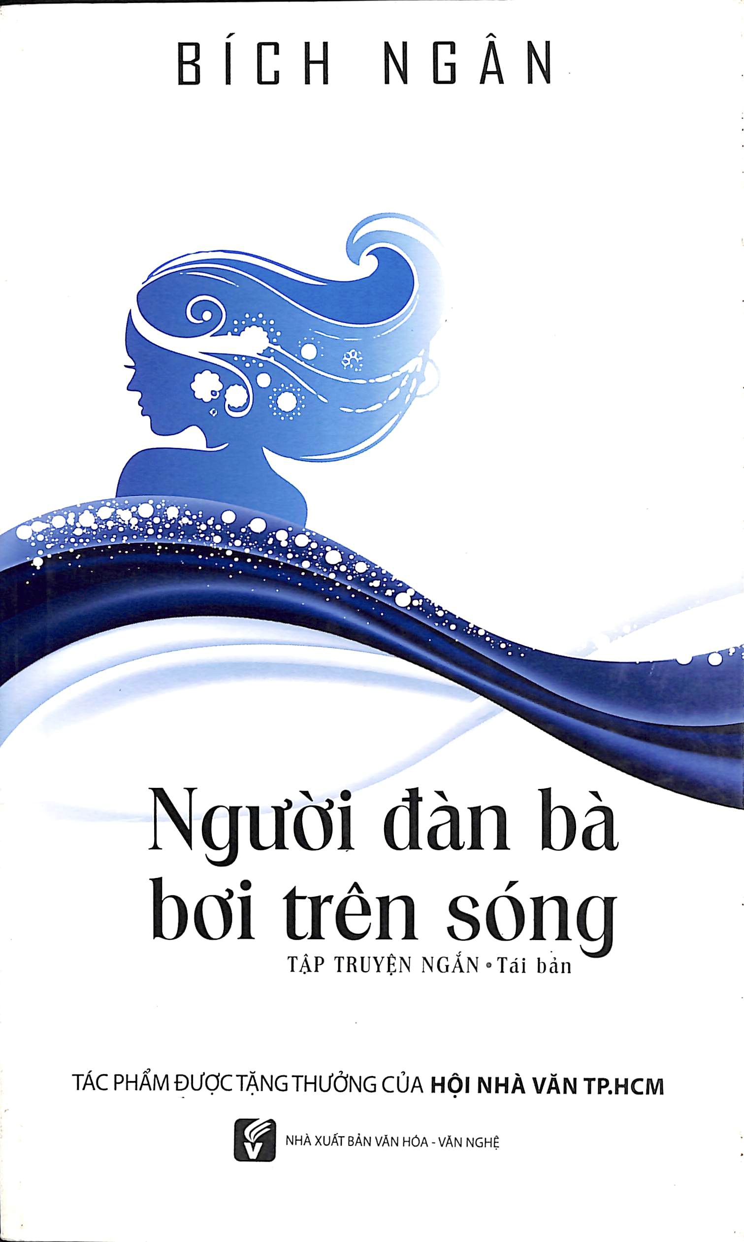 Người đàn bà bơi trên sóng
