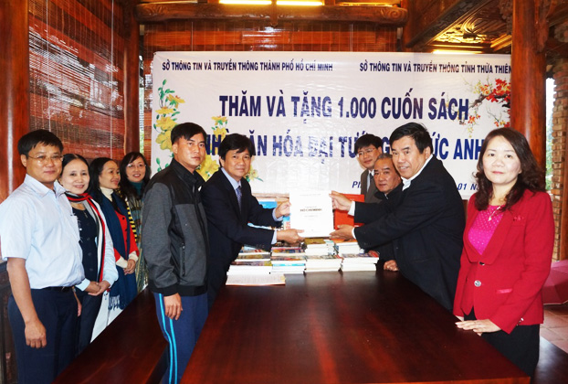 Trao tặng 1000 cuốn sách cho Nhà văn hóa Đại tướng Lê Đức Anh