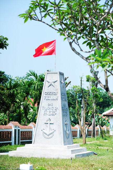 Về cột mốc chủ quyền Việt Nam được xây dựng tại Nhà văn hoá Đại tướng Lê Đức Anh