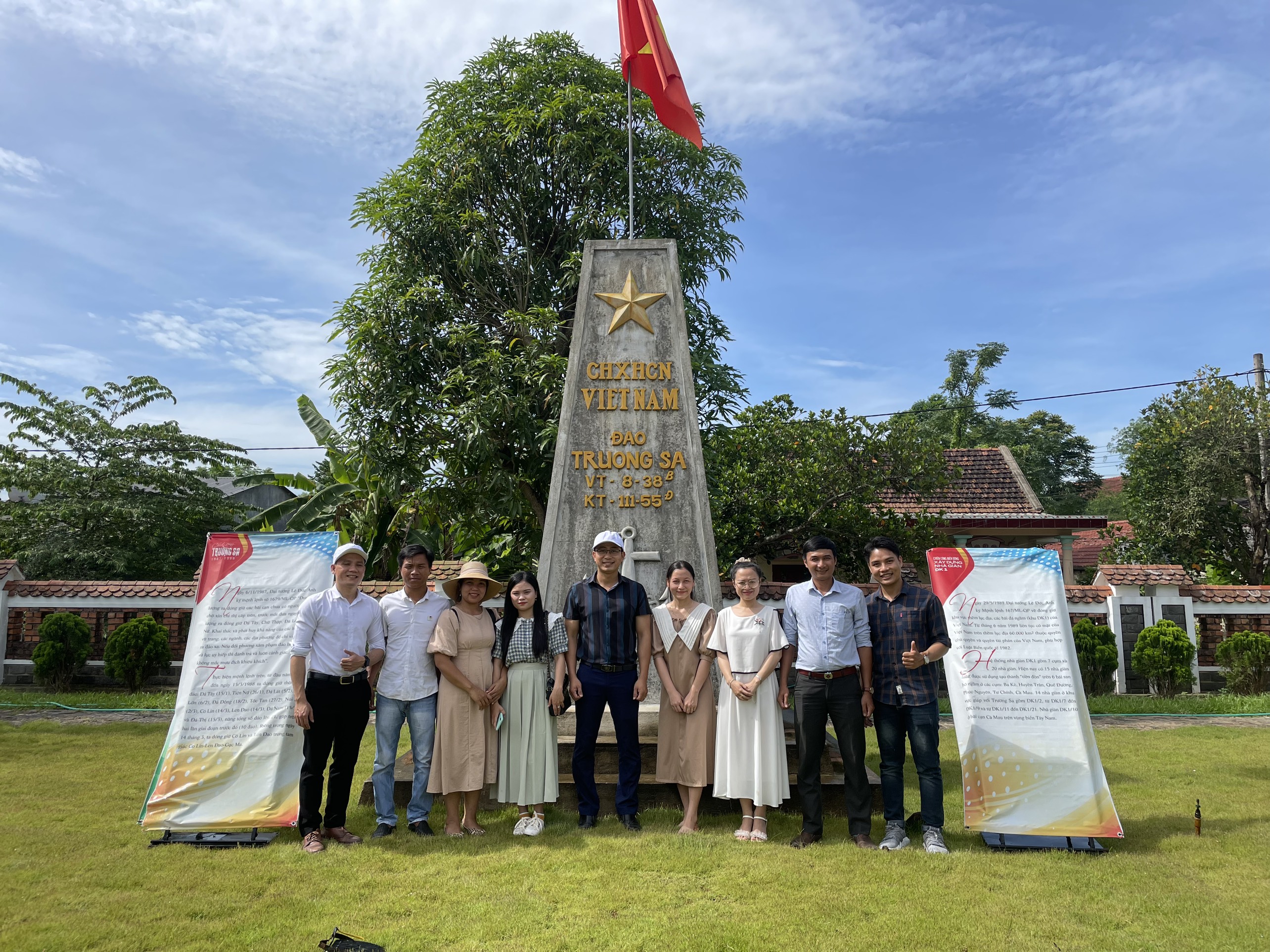 Đoàn huyện ủy A Lưới thăm Nhà Văn hóa Đại tướng Lê Đức Anh