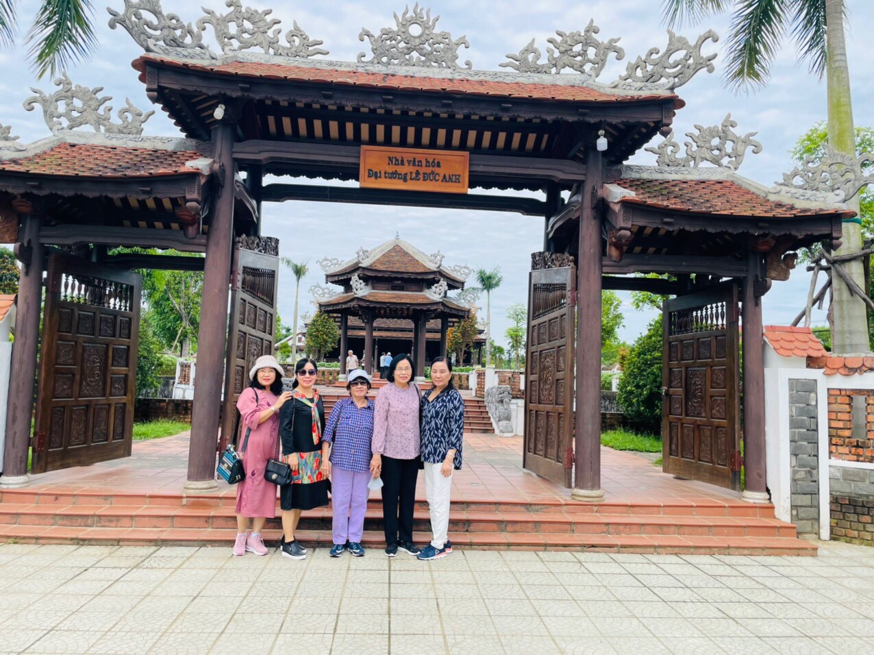 Các đoàn cán bộ hưu trí đến thăm Nhà văn hóa Đại tướng Lê Đức Anh