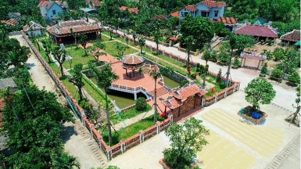 Sở Văn hóa và Thể thao tỉnh Thừa Thiên Huế tặng sách cho Nhà văn hóa Đại tướng Lê Đức Anh