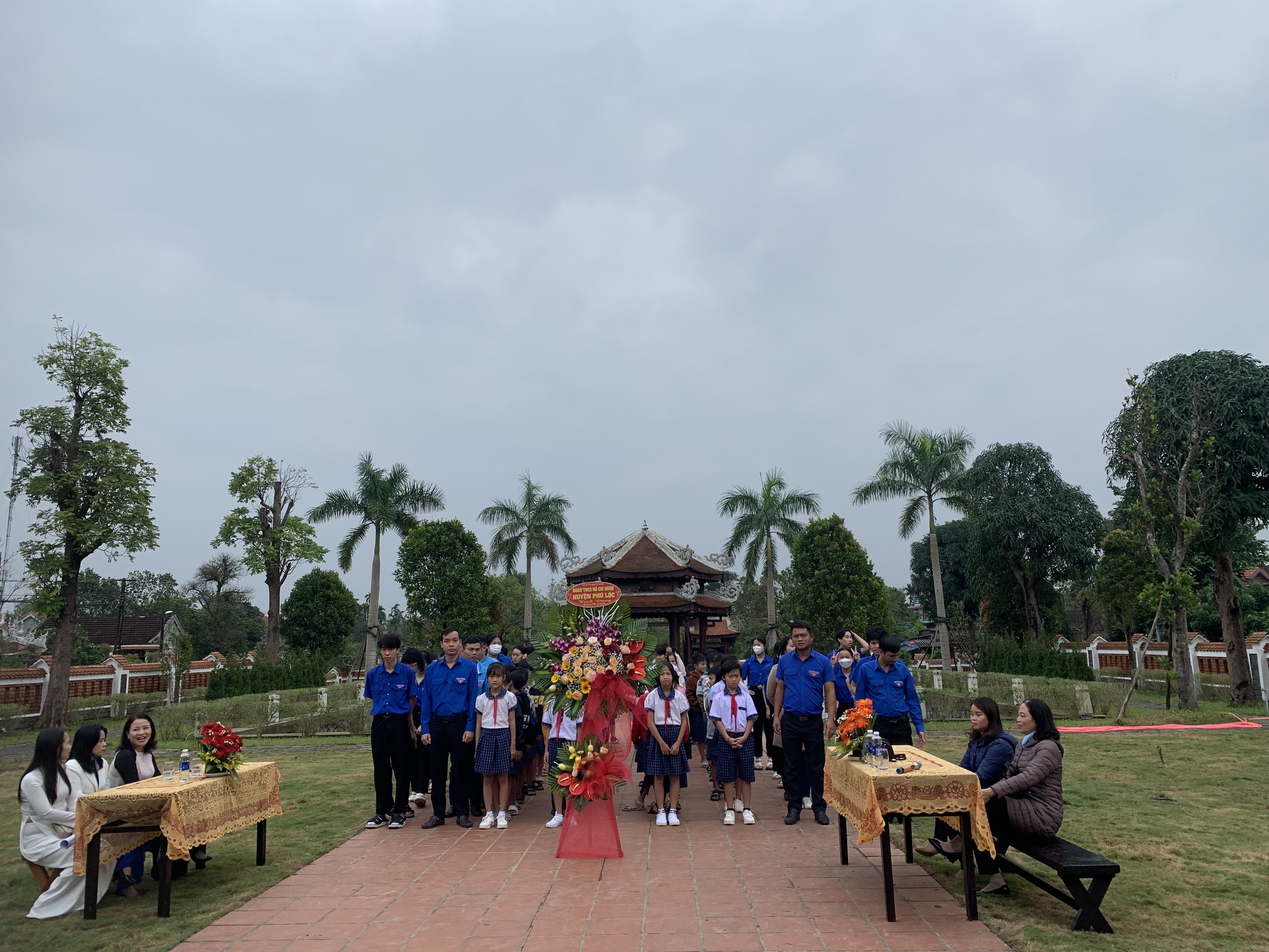Đoàn Thanh niên cộng sản Hồ Chí Minh huyện Phú Lộc cùng Trường Tiểu học Đại Thành thăm Nhà văn hóa Đại tướng Lê Đức Anh