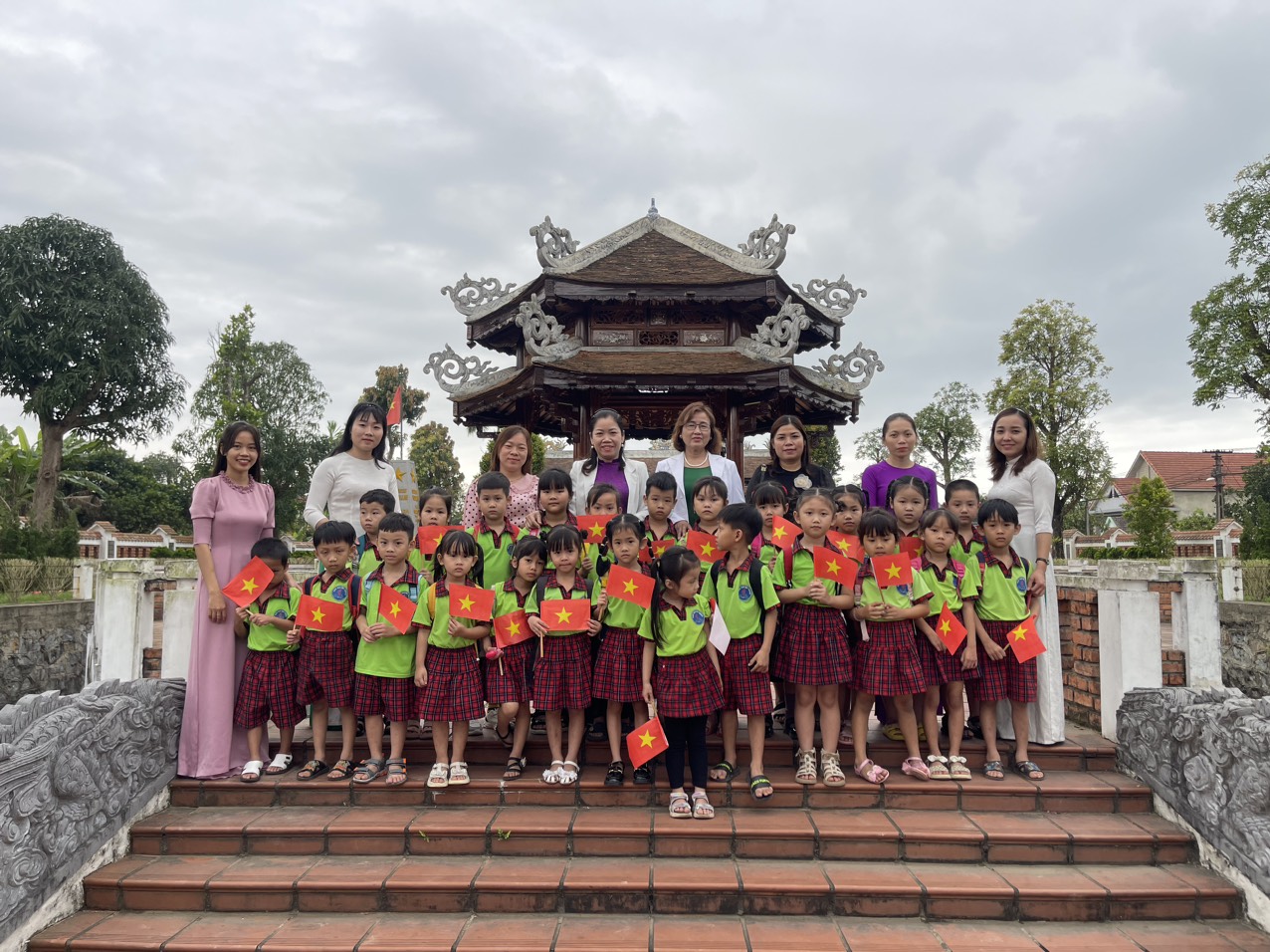 Đoàn Trường Mầm non Đại Thành thăm Thư viện Đại tướng Lê Đức Anh.