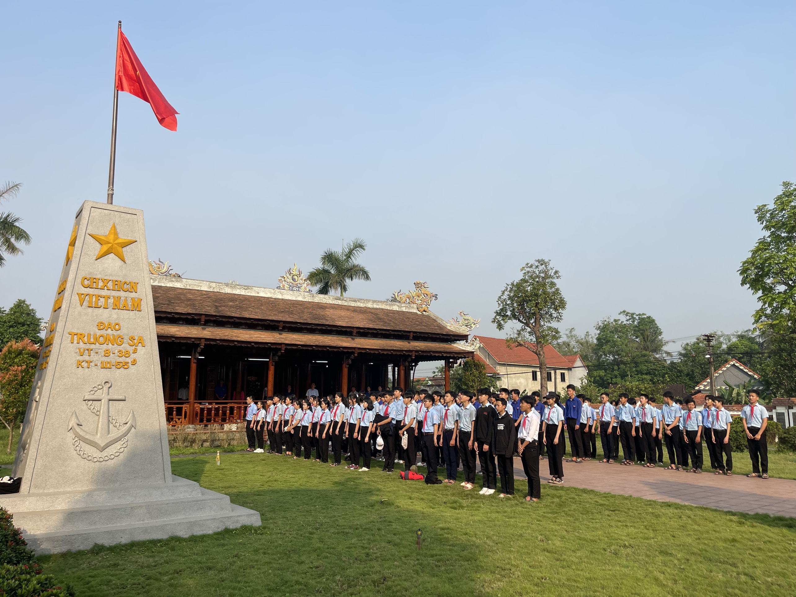 Đoàn Trường THCS Vinh Hưng thăm Thư viện Đại tướng Lê Đức Anh.