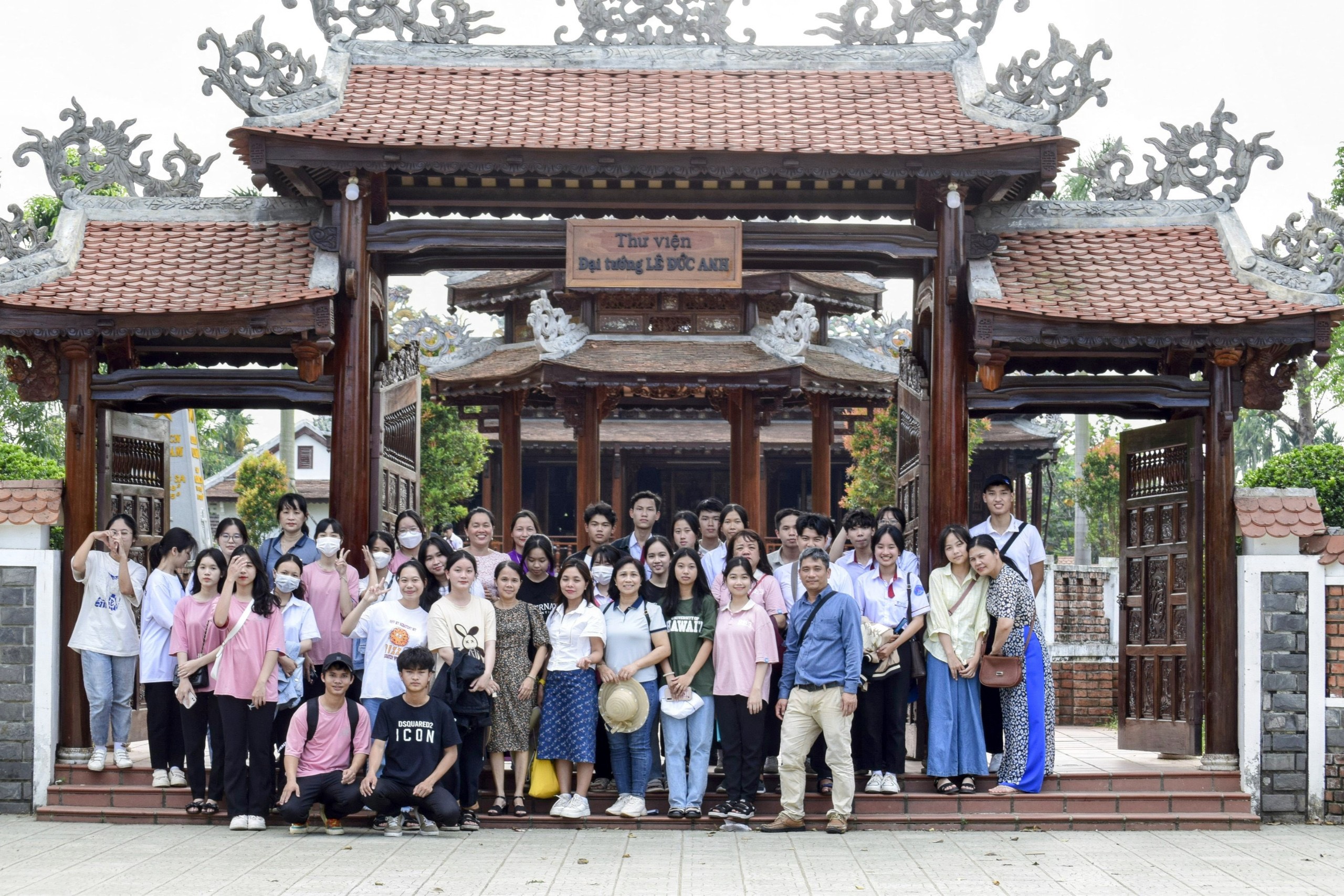 Đoàn Trường THPT Phú Lộc thăm Thư viện Đại tướng Lê Đức Anh