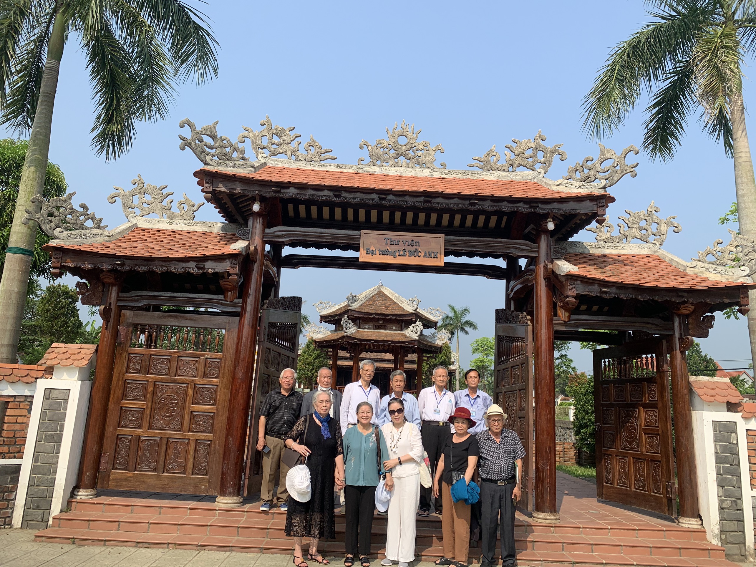 Đoàn cán bộ, lão thành cách mạng tỉnh Tuyên Quang, Ninh Thuận và Long An thăm Thư viện Đại tướng Lê Đức Anh.