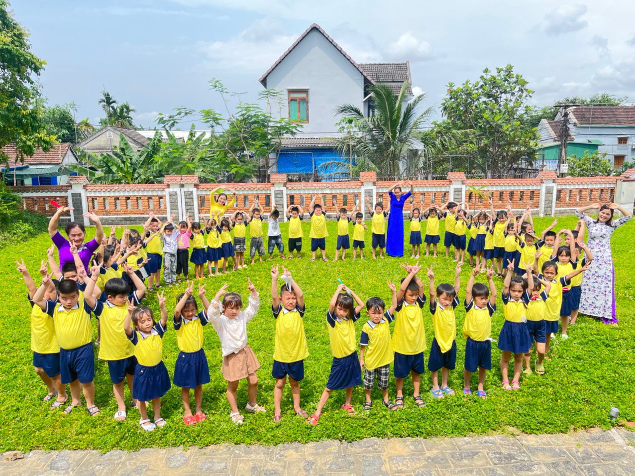 Đoàn Trường Mầm non Hưng Thuận thăm Thư viện Đại tướng Lê Đức Anh.