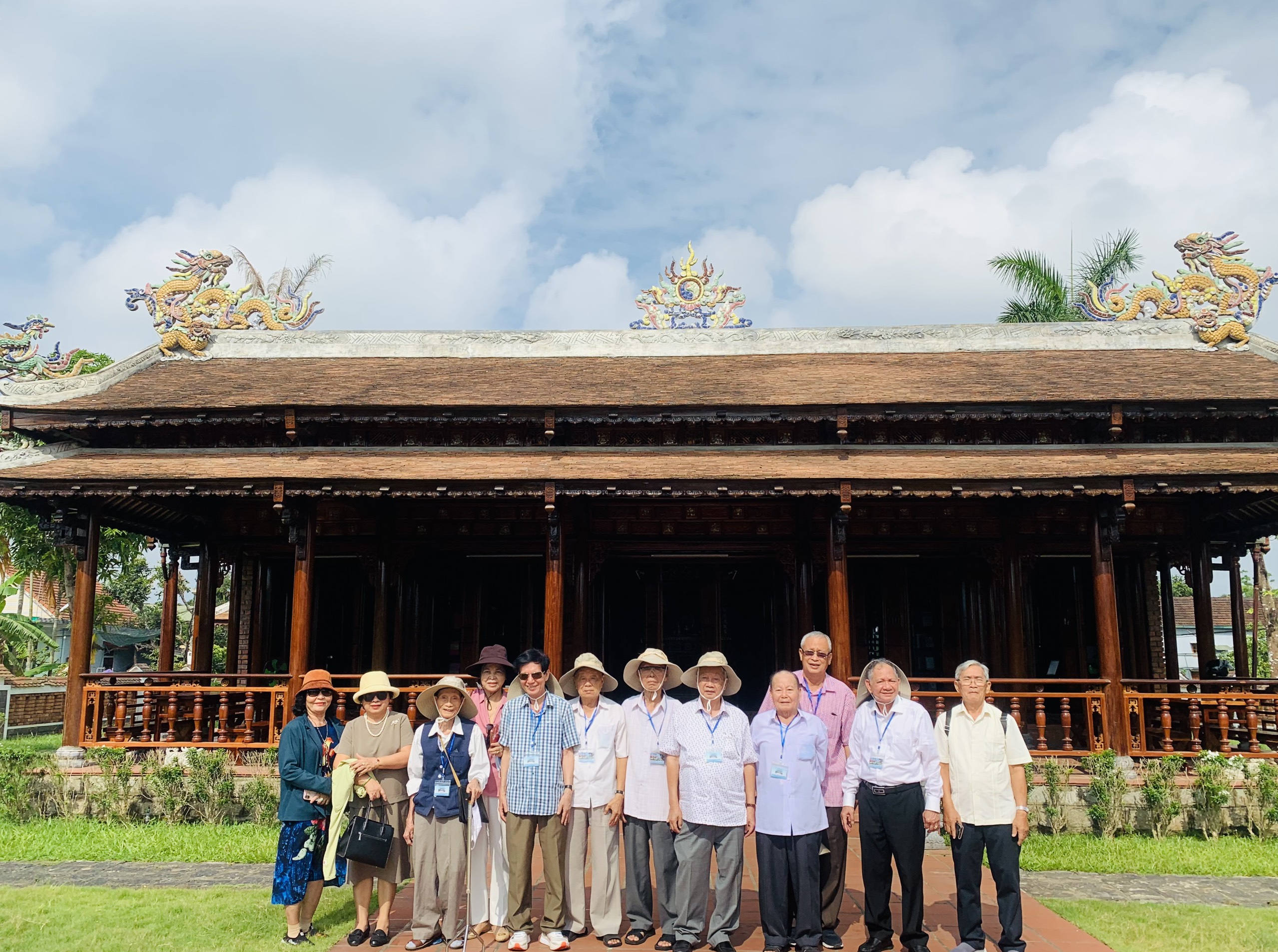 Đoàn cán bộ, lão thành cách mạng tỉnh Trà Vinh và Đà Nẵng thăm Thư viện Đại tướng Lê Đức Anh