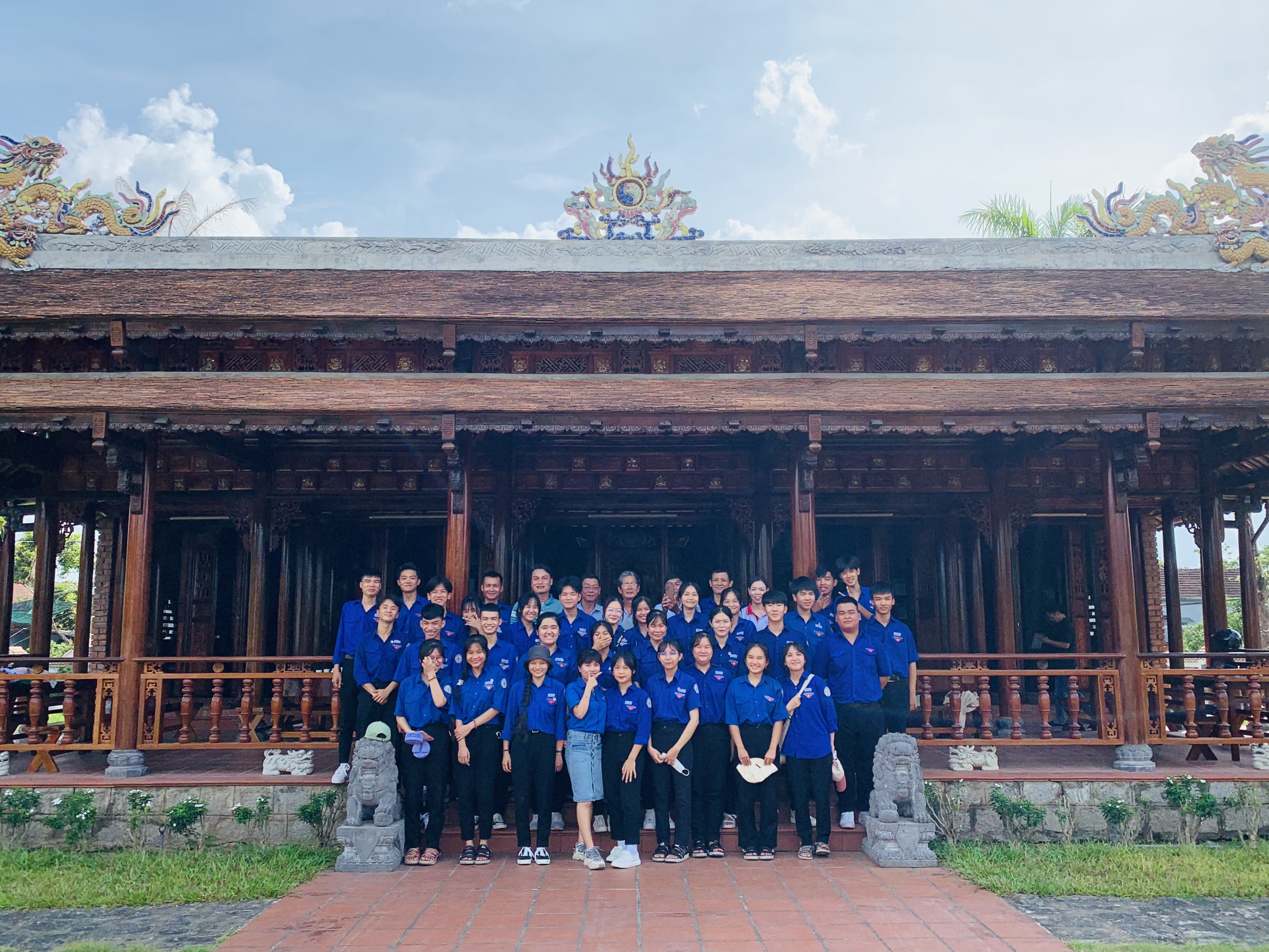 Đoàn Trường THPT Nam Đông thăm Thư viện Đại tướng Lê Đức Anh