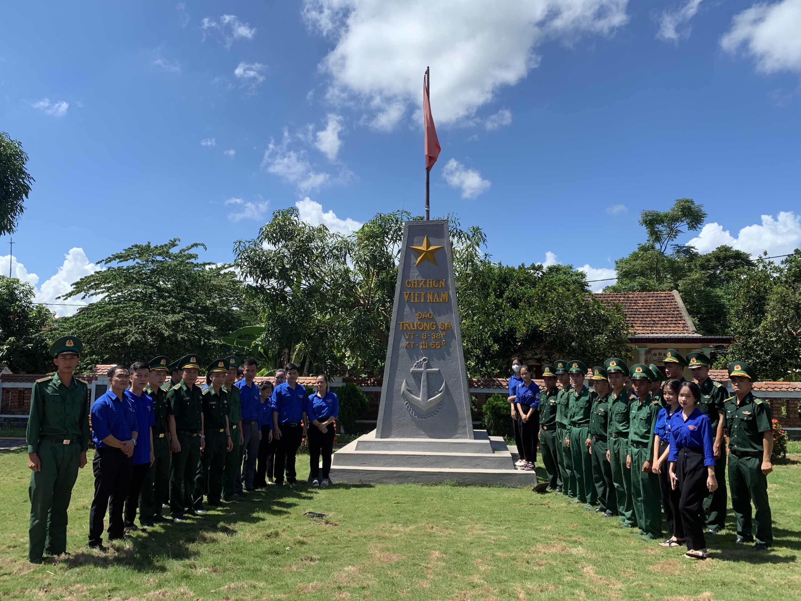 Đồn Biên phòng cửa khẩu cảng Chân Mây, Chi Đoàn Cảng vụ Hàng hải Thừa Thiên Huế, Đoàn Thanh niên xã Lộc Vĩnh và Trường THPT Thừa Lưu thăm Thư viện Đại tướng Lê Đức Anh
