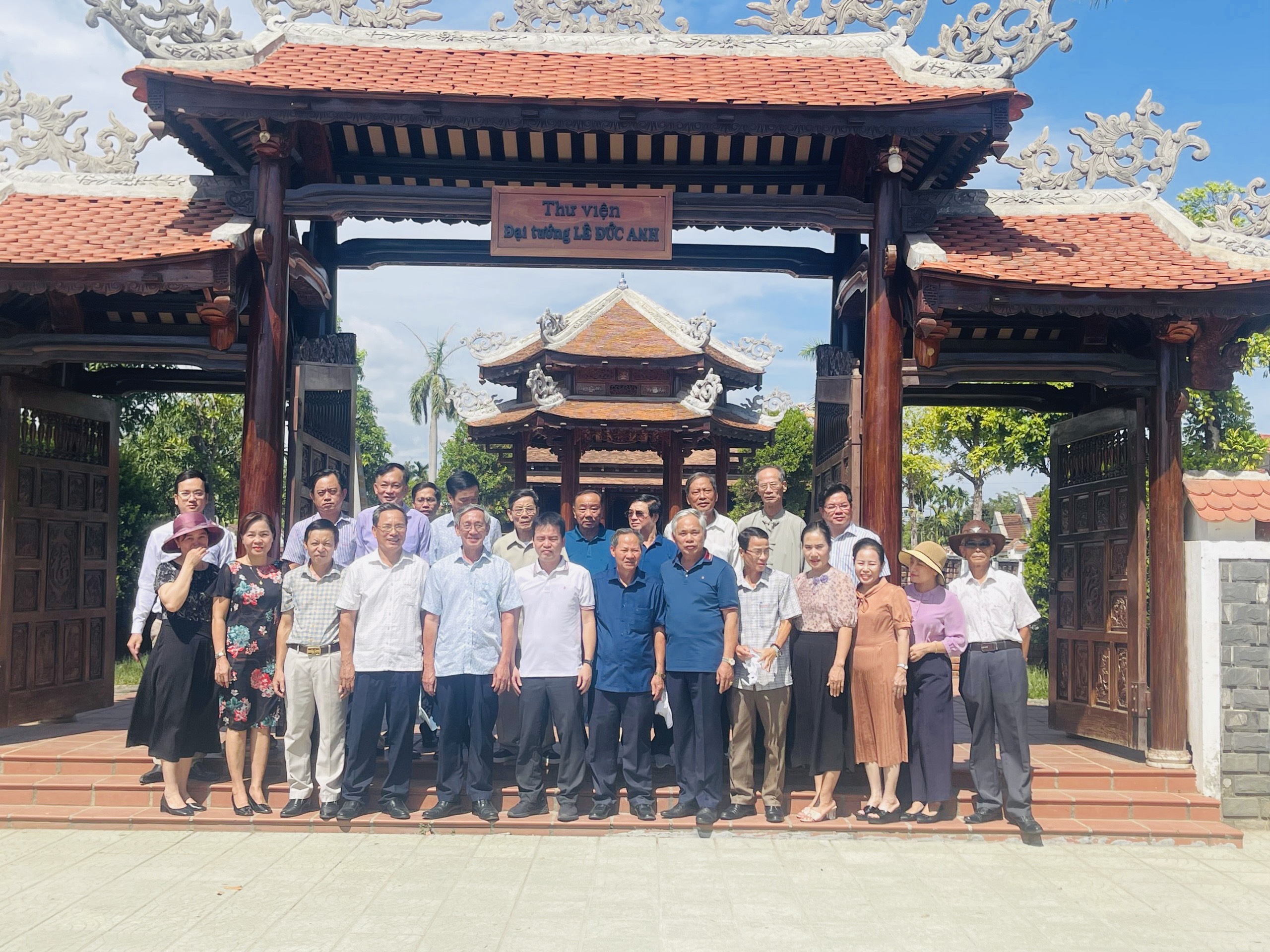 Chào mừng kỷ niệm 78 năm ngày Cách mạng tháng Tám và Quốc khánh 2/9, đoàn lãnh đạo, nguyên lãnh đạo huyện Lệ Thủy tỉnh Quảng Bình, tỉnh Quảng Trị, tỉnh Thừa Thiên Huế và lãnh đạo huyện Phú Lộc tỉnh Thừa Thiên Huế thăm Thư viện Đại tướng Lê Đức Anh.