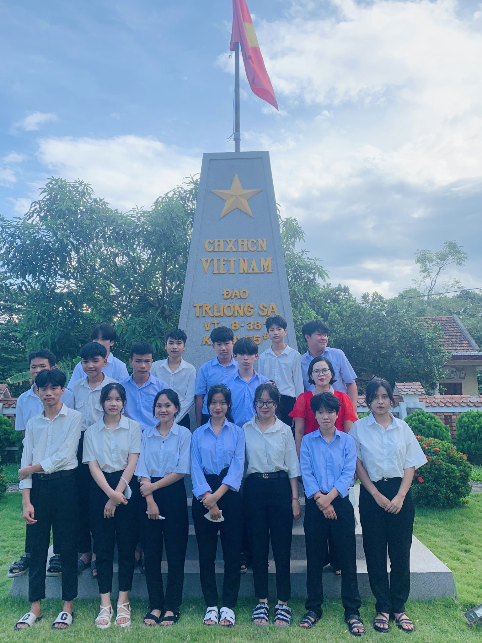 Đoàn Trung tâm GDNN-GDTX thăm Thư viện Đại tướng Lê Đức Anh.