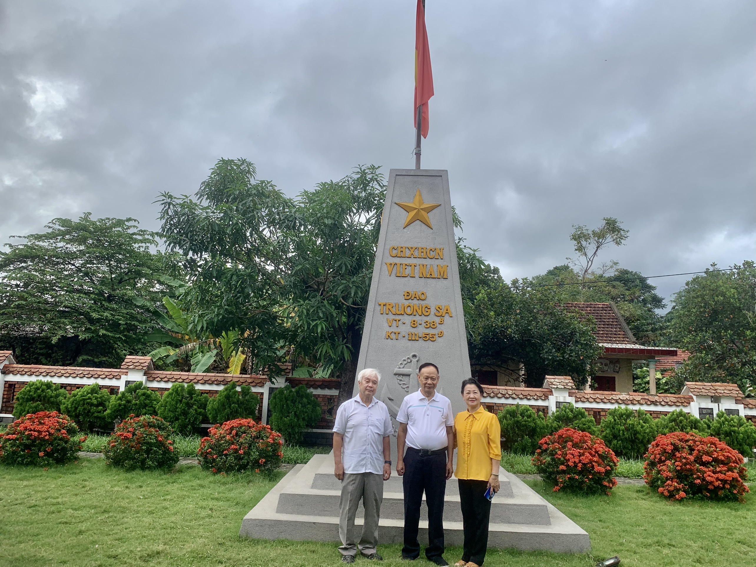 Đoàn cán bộ, lão thành cách mạng và các đồng chí diện Trung ương quản lý thành phố Hồ Chí Minh thăm Thư viện Đại tướng Lê Đức Anh