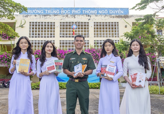 Tặng sách “Thư viện Đại tướng Lê Đức Anh” cho Trường THPT Ngô Quyền