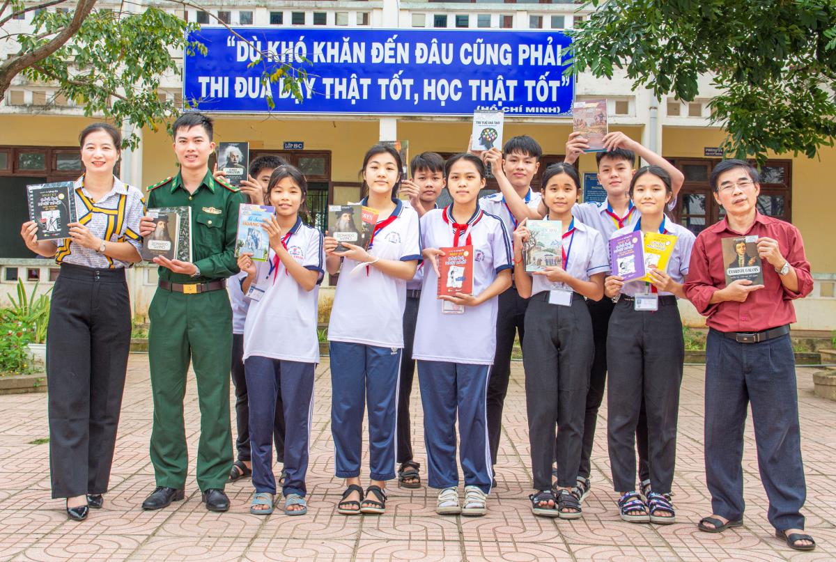 Trao tặng sách thuộc Chương trình “Thư viện Đại tướng Lê Đức Anh” cho học sinh khu vực biên giới biển