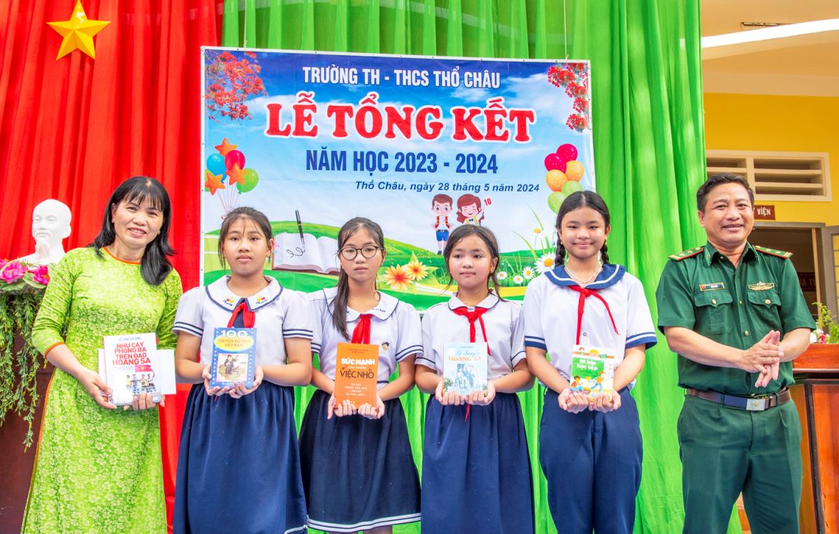 Đồn Biên phòng Thổ Châu trao tặng sách cho giáo viên và các cháu học sinh