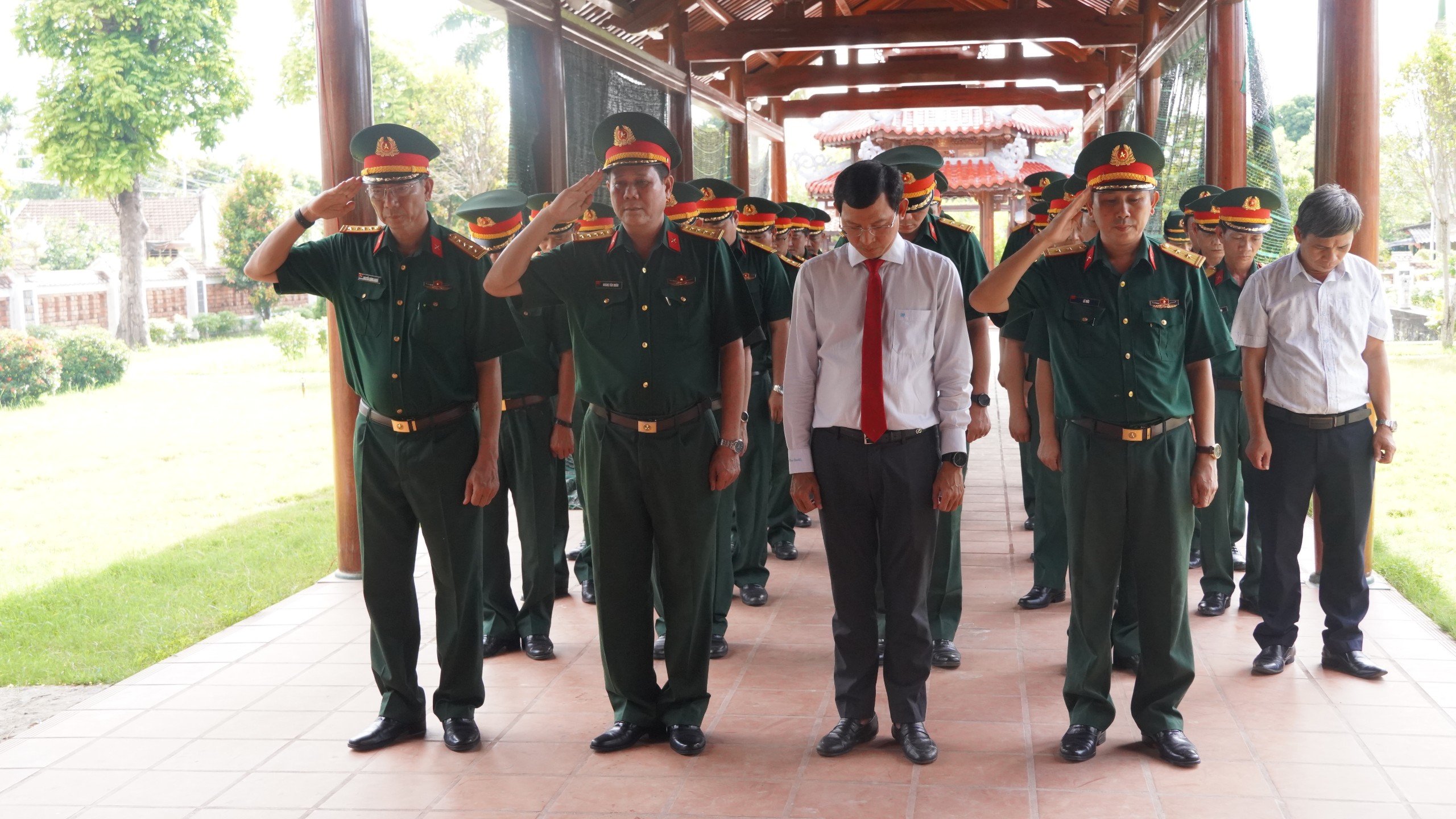 Đoàn Đảng ủy, Ban CHQS tỉnh, Ban CHQS huyện Phú Lộc thăm Thư viện Đại tướng Lê Đức Anh.