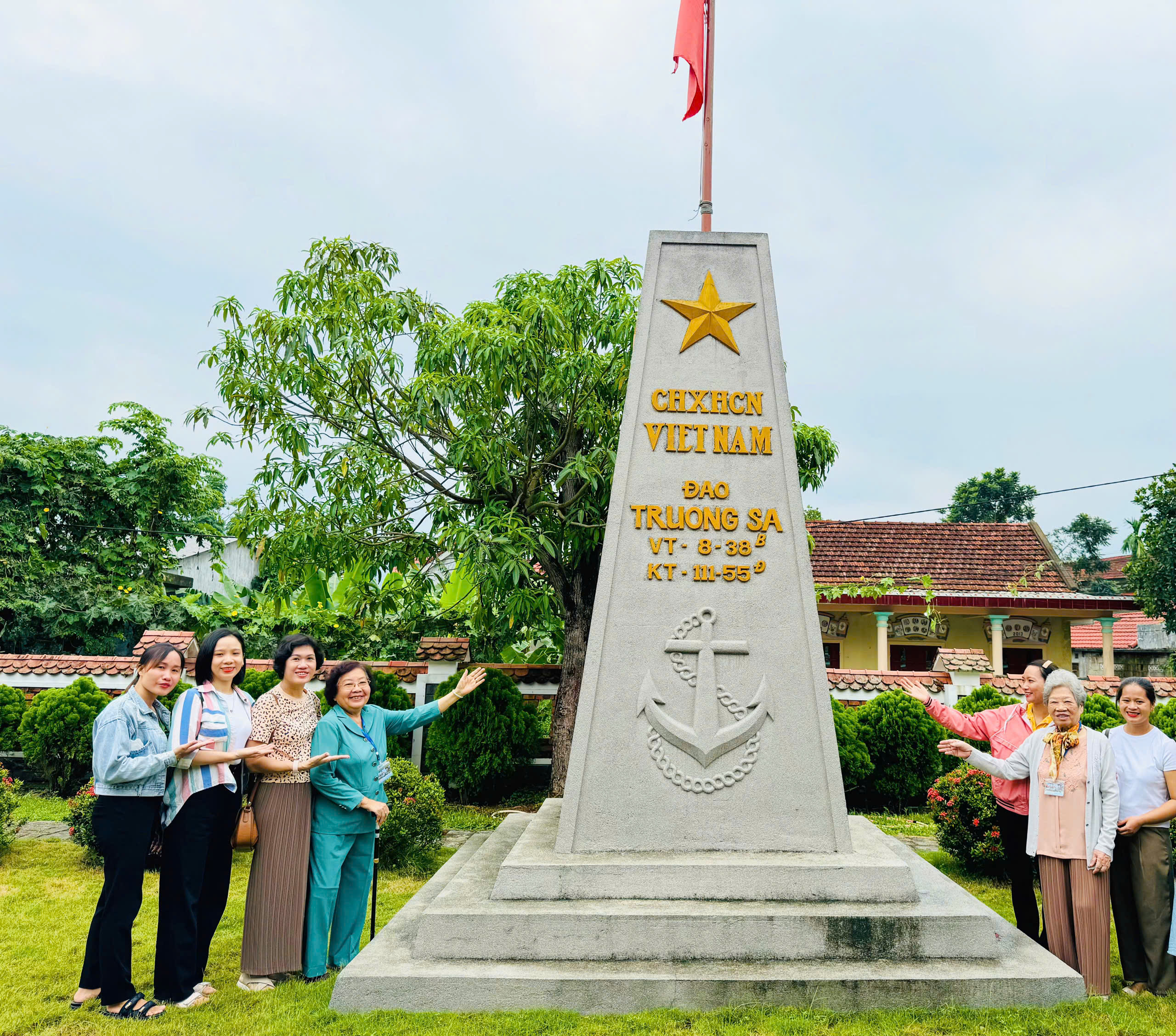 Đoàn nữ cán bộ, lão thành cách mạng diện Trung ương quản lý thành phố Hồ Chí Minh thăm Thư viện Đại tướng Lê Đức Anh