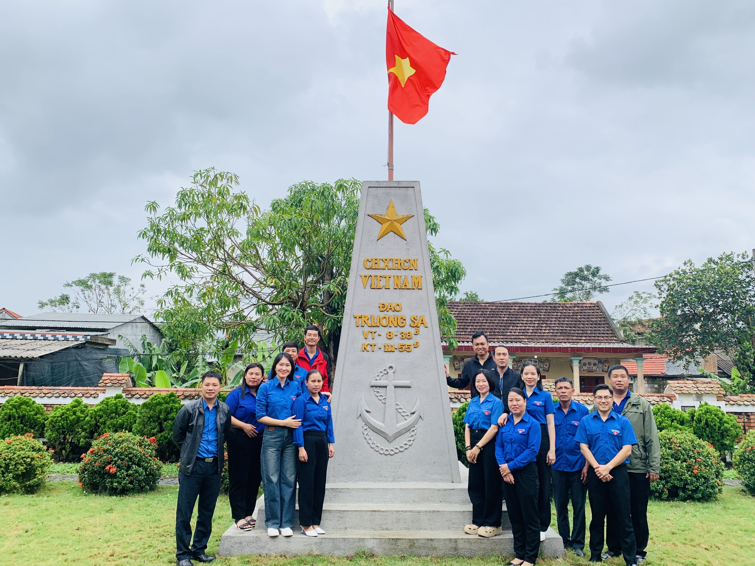 Đoàn cơ sở Cục Quản trị T.26 thăm Thư viện Đại tướng Lê Đức Anh