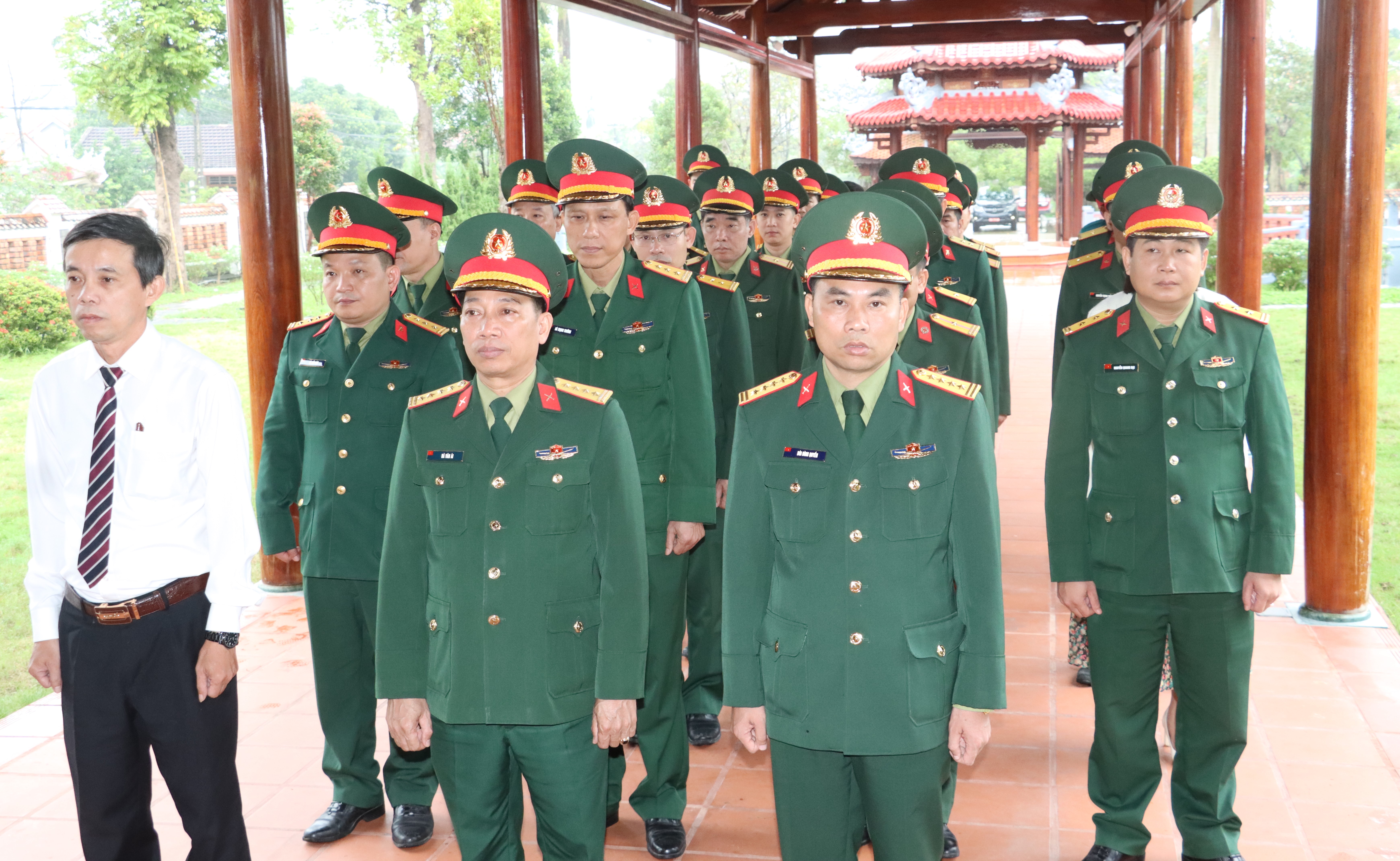 Bộ Chỉ huy Quân sự tỉnh dâng hương tại Thư viện Đại tướng Lê Đức Anh