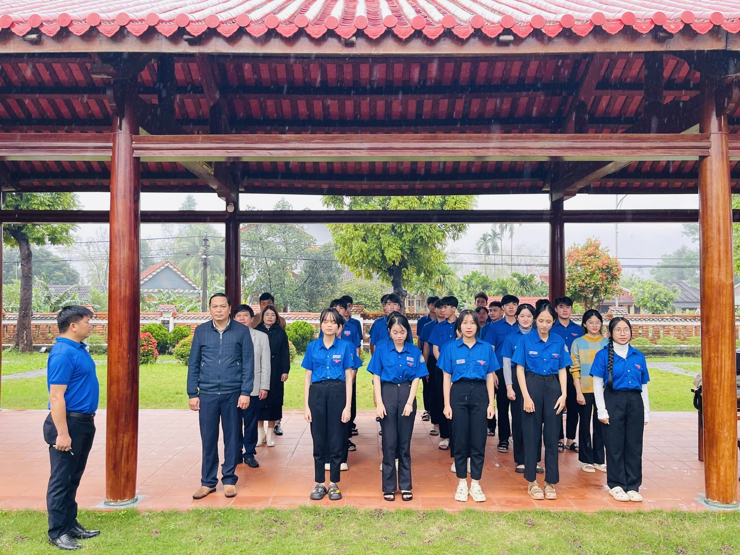 Trường THPT An Lương Đông dâng hương Đại tướng Lê Đức Anh.