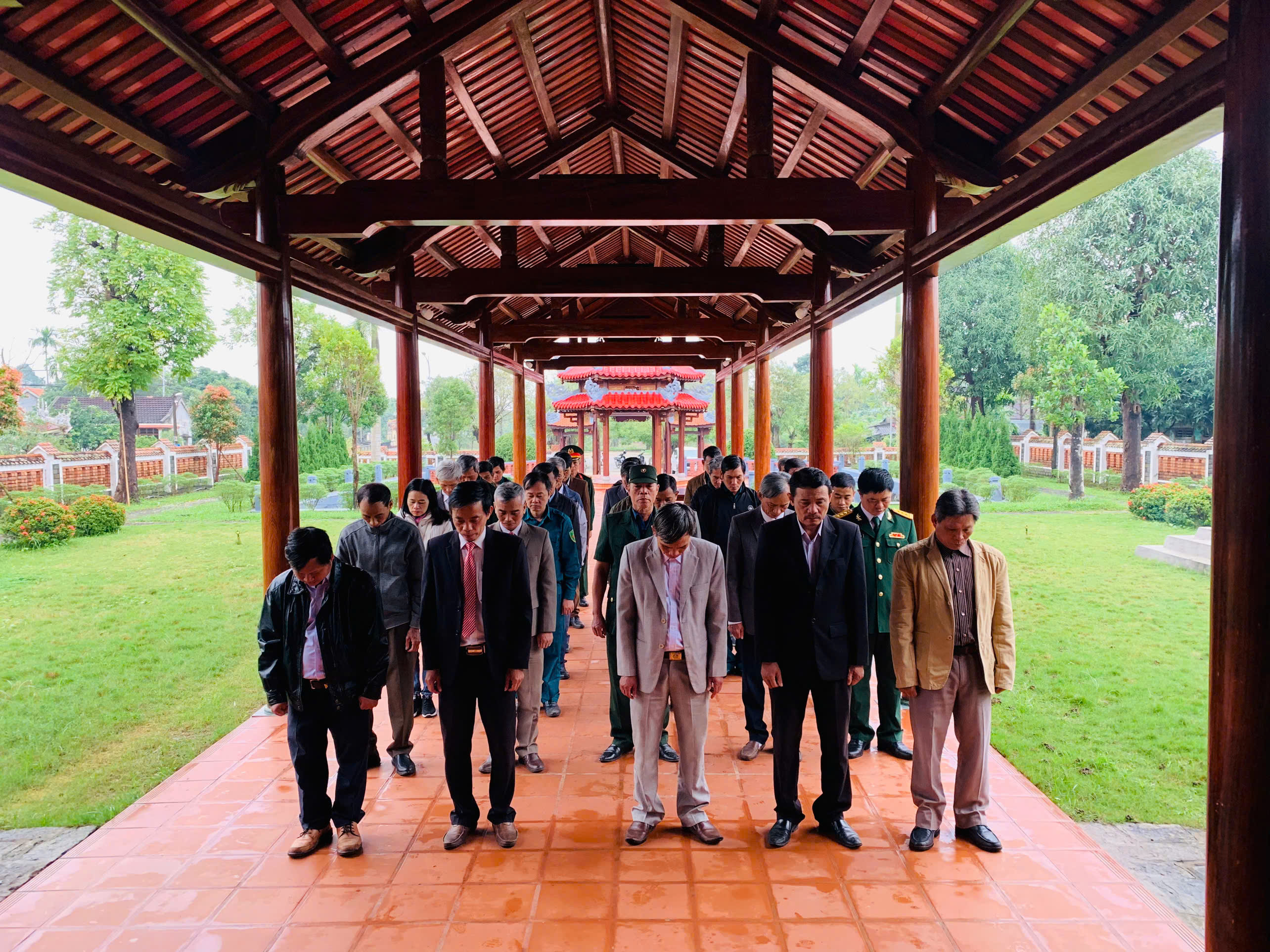 Đảng uỷ-HĐND-UBND-Uỷ ban MTTQ Việt Nam xã Lộc An dâng hương Đại tướng Lê Đức Anh