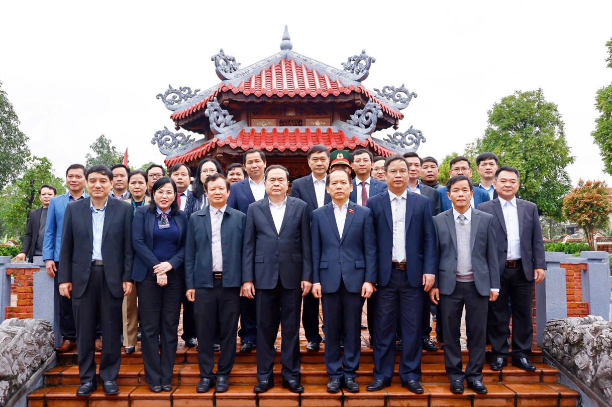 Chủ tịch Quốc hội Trần Thanh Mẫn thăm, dâng hương tại Thư viện Đại tướng Lê Đức Anh