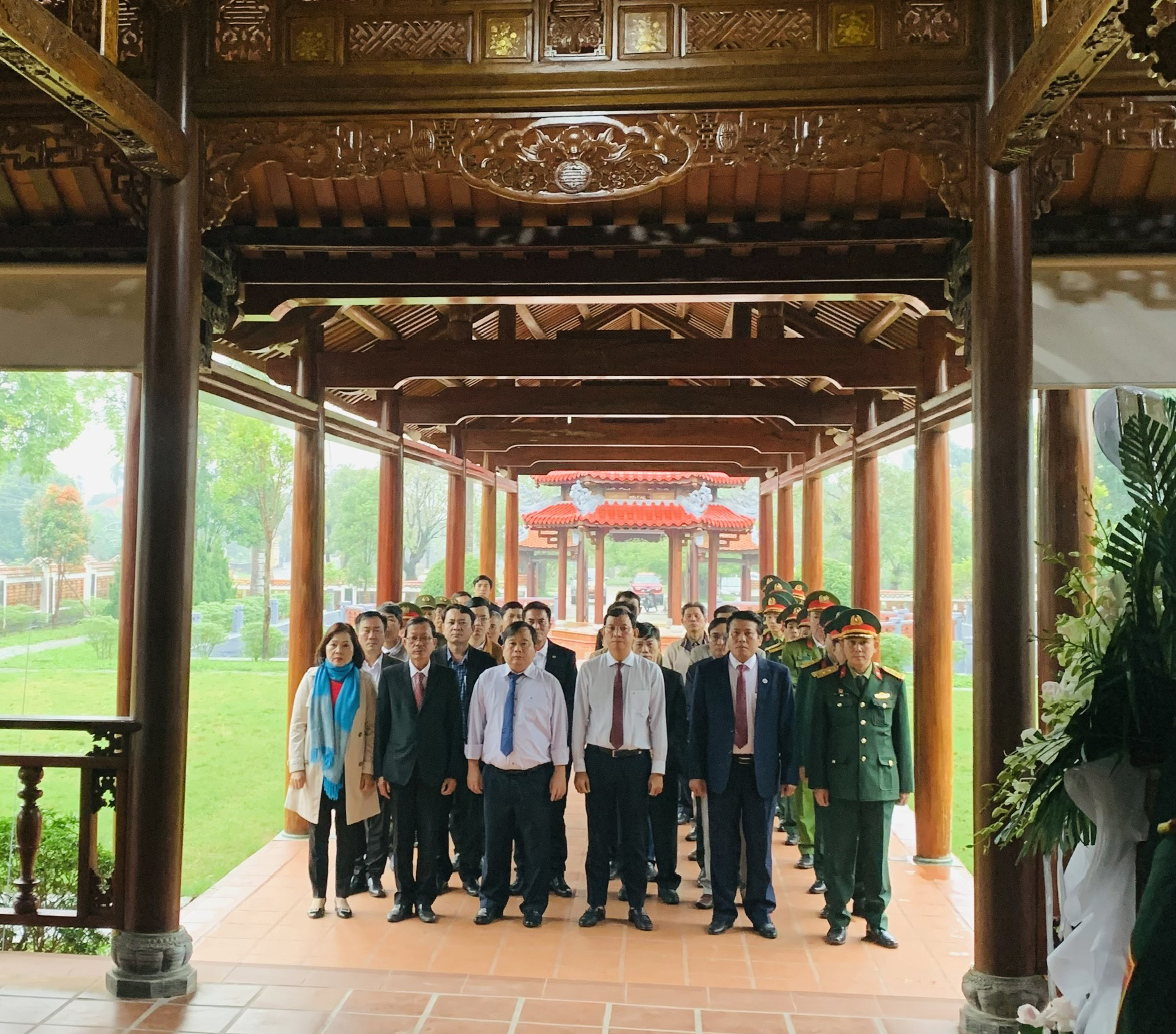 Huyện uỷ-HĐND-UBND-UBMTTQVN huyện Phú Lộc cùng Ban Chỉ huy Quân sự huyện dâng hương tại Thư viện Đại tướng Lê Đức Anh