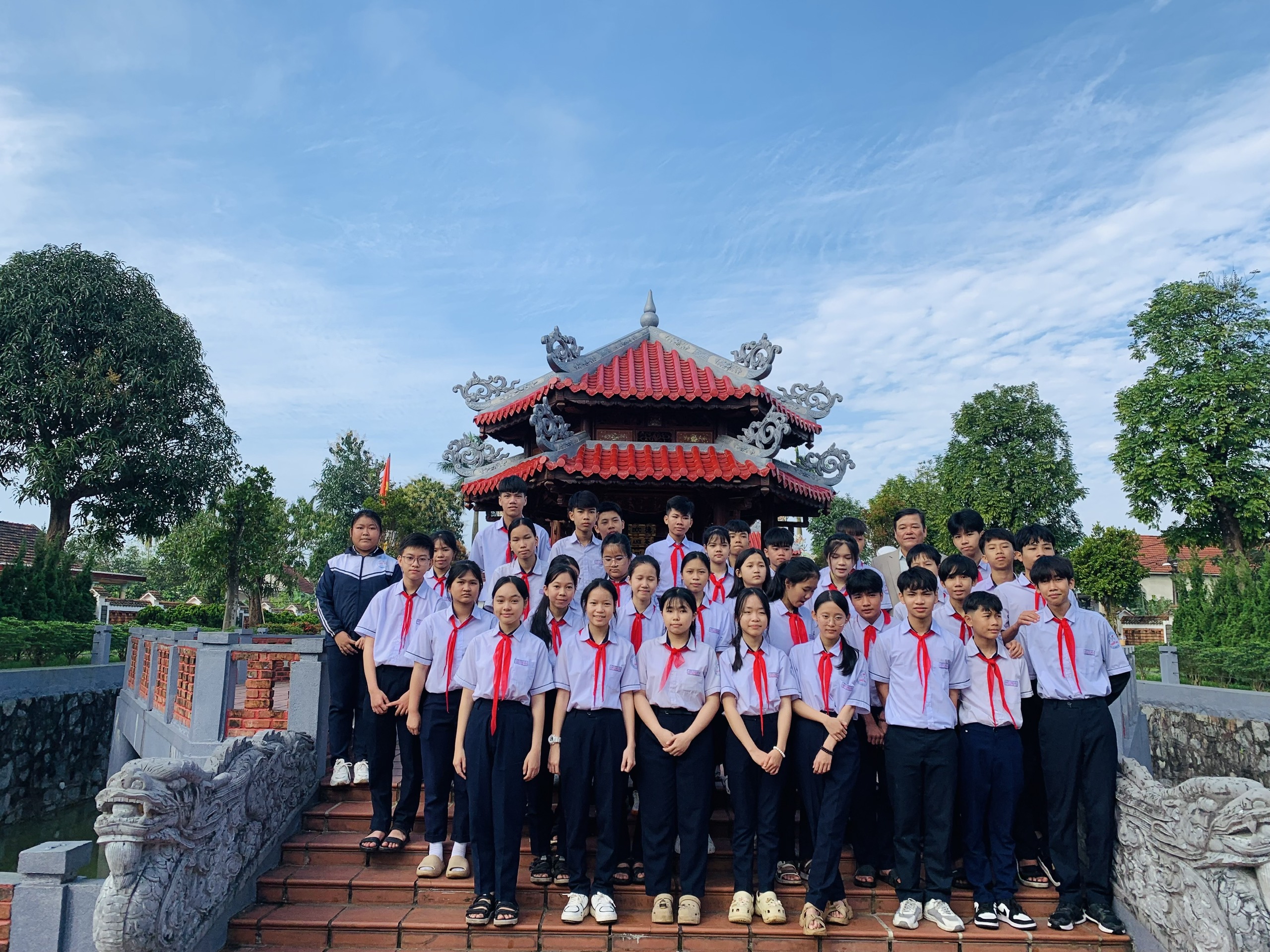 Đoàn Trường THCS Thuỷ Phù thăm Thư viện Đại tướng Lê Đức Anh.