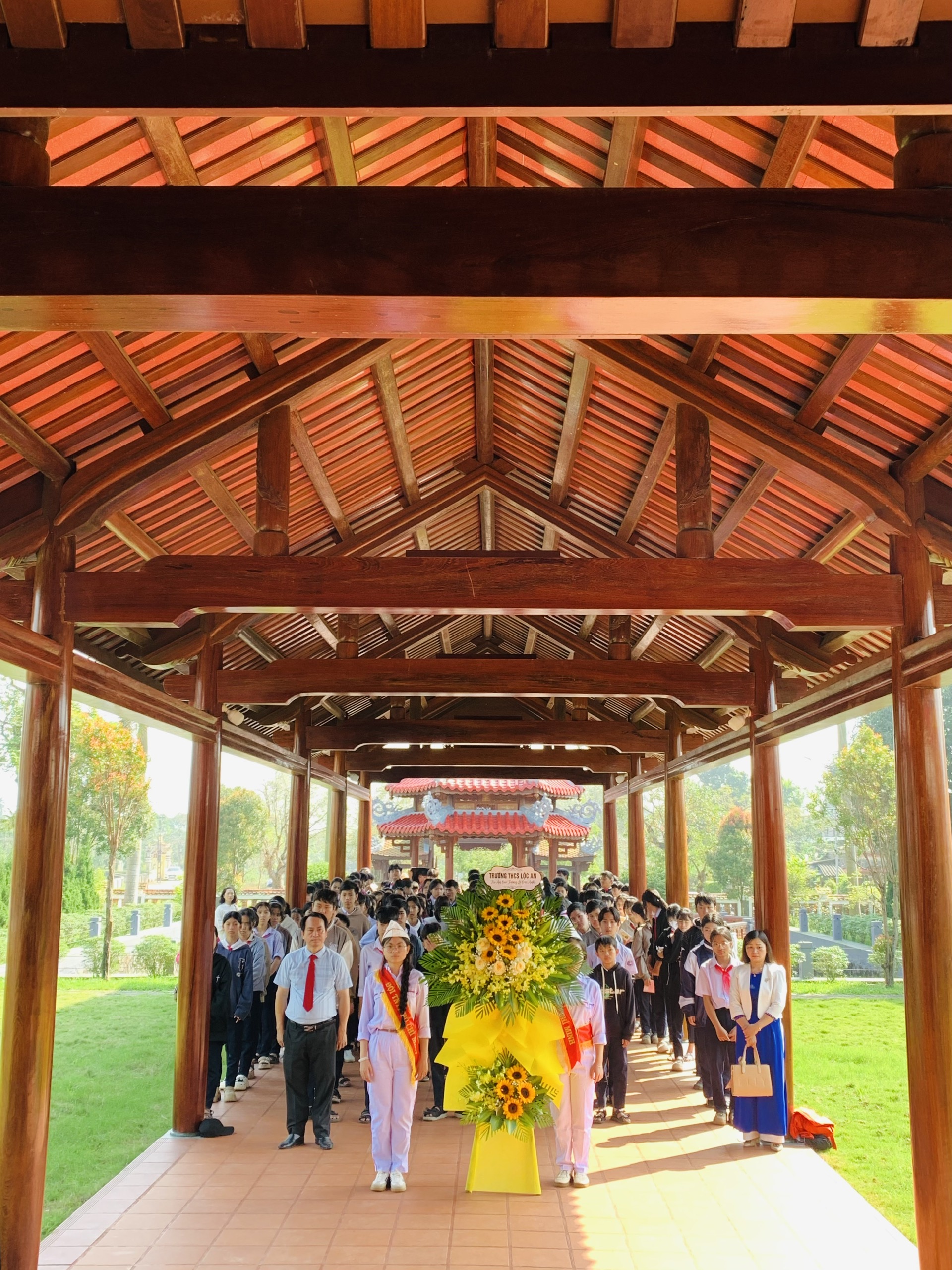 Đoàn Trường THCS Lộc An thăm Thư viện Đại tướng Lê Đức Anh.