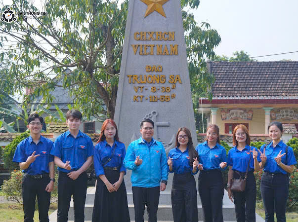 Đoàn Thanh niên Công an thành phố Huế, Đài truyền hình Việt Nam VTV8 tại Huế, đoàn Thanh niên Đại học Huế, Cảng hàng không Quốc tế Phú Bài, Ngân hàng Agribank và Ngân hàng Viettinbank thăm Thư viện Đại tướng Lê Đức Anh.