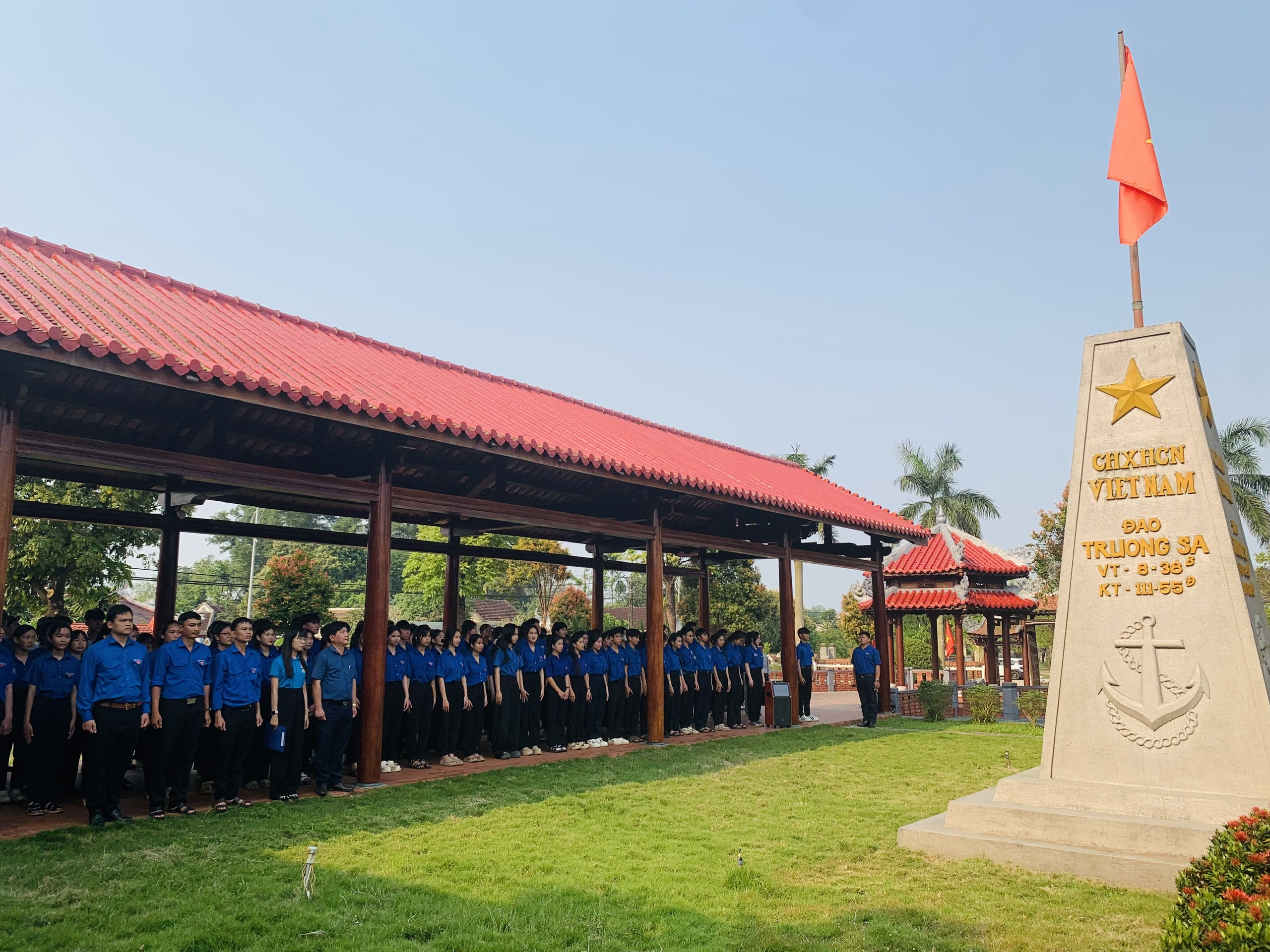 Đoàn các xã Khu I và đoàn Trường THPT An Lương Đông thăm Thư viện Đại tướng Lê Đức Anh.