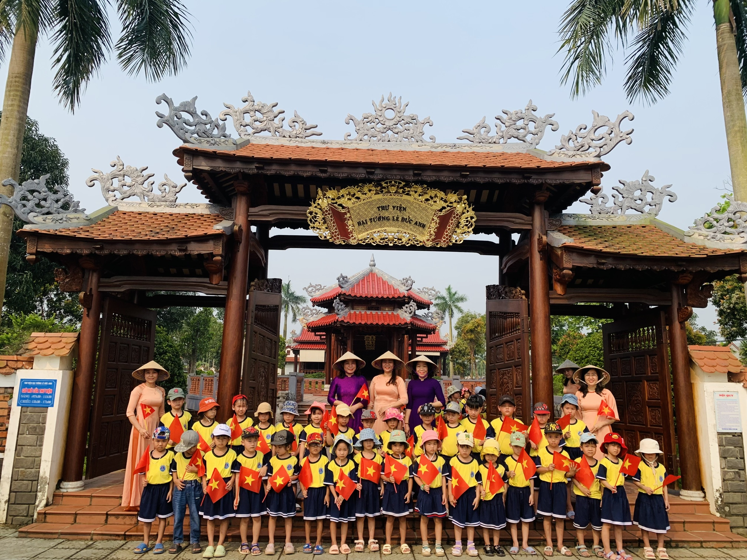 Đoàn Trường Mầm non Đại Thành thăm Thư viện Đại tướng Lê Đức Anh.