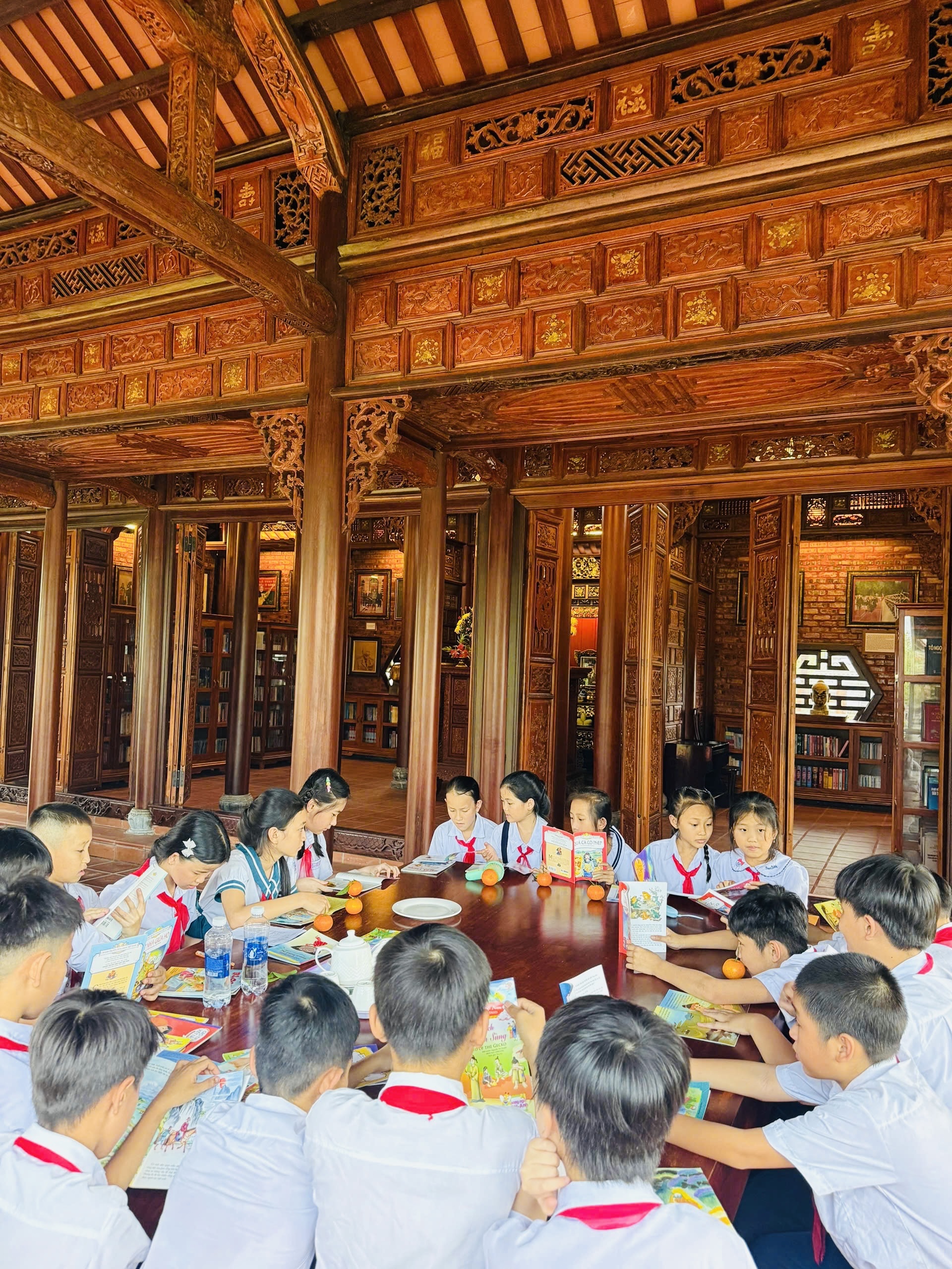 Đoàn Trường Tiểu học Phú Thạch thăm Thư viện Đại tướng Lê Đức Anh.