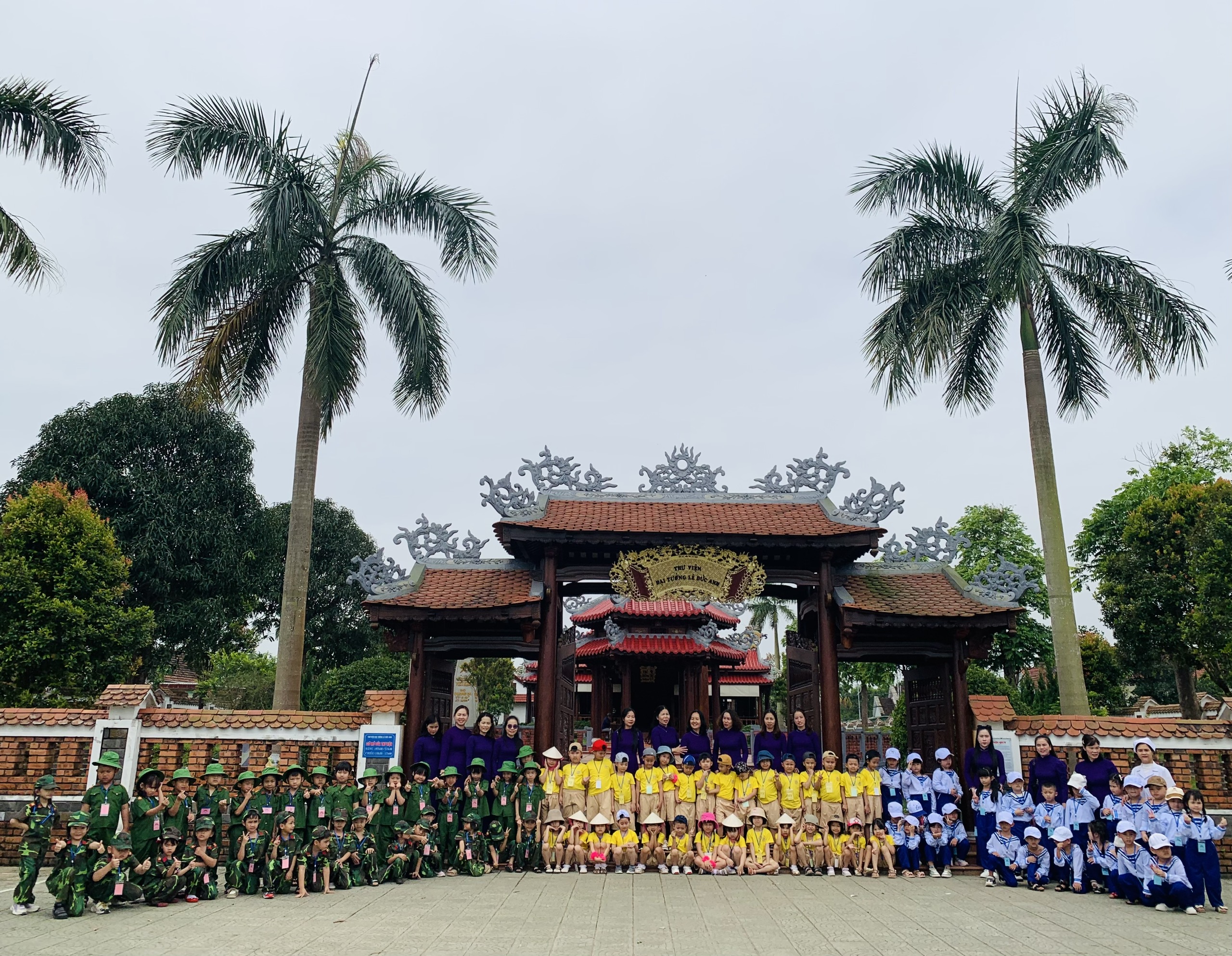 Đoàn Trường Mầm non Hoa Anh Đào thăm Thư viện Đại tướng Lê Đức Anh.