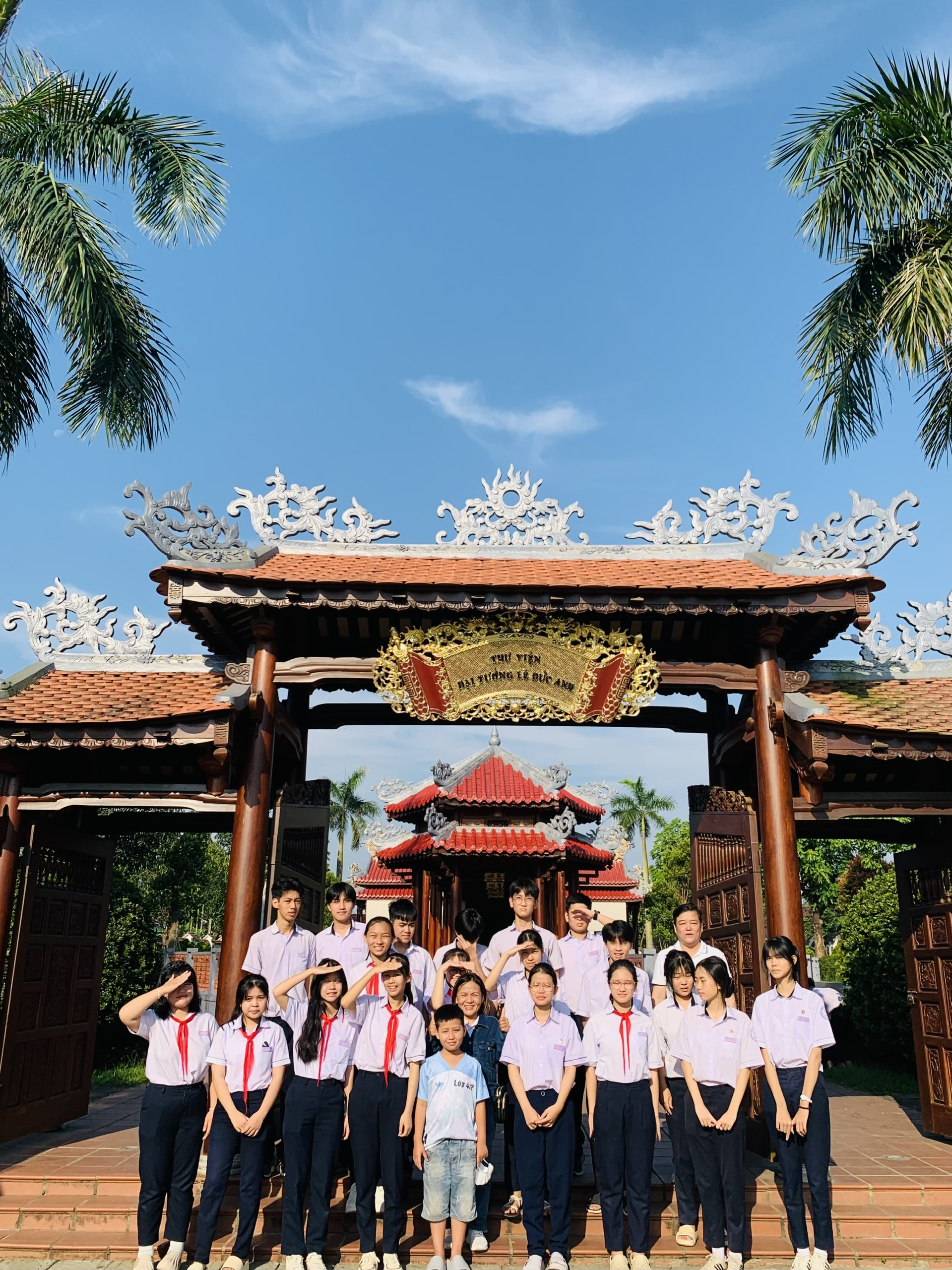 Đoàn Trường THCS Thuỷ Phù thăm Thư viện Đại tướng Lê Đức Anh.