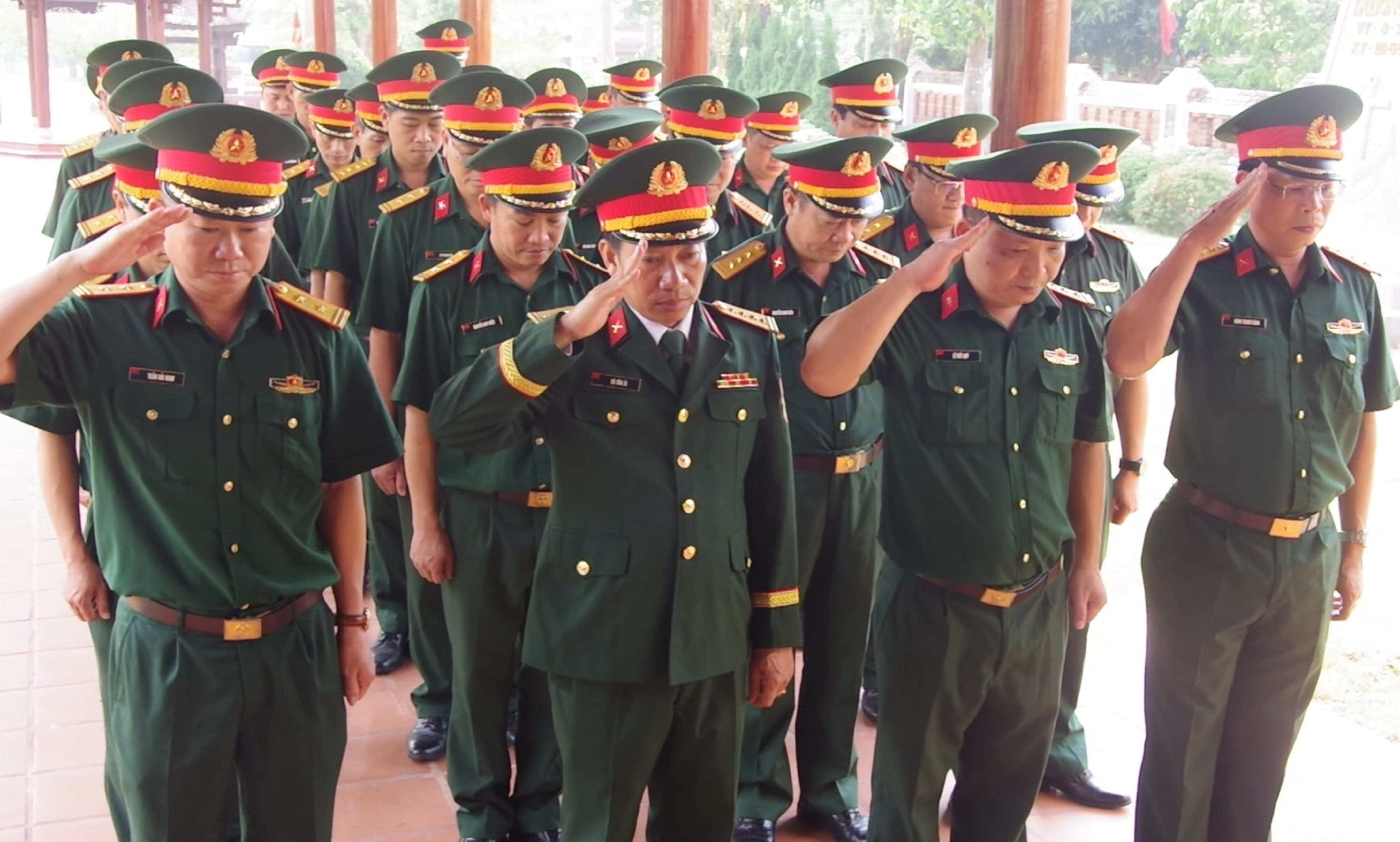 Đảng uỷ - Bộ CHQS thành phố Huế và Ban CHQS huyện Phú Lộc thăm Thư viện Đại tướng Lê Đức Anh