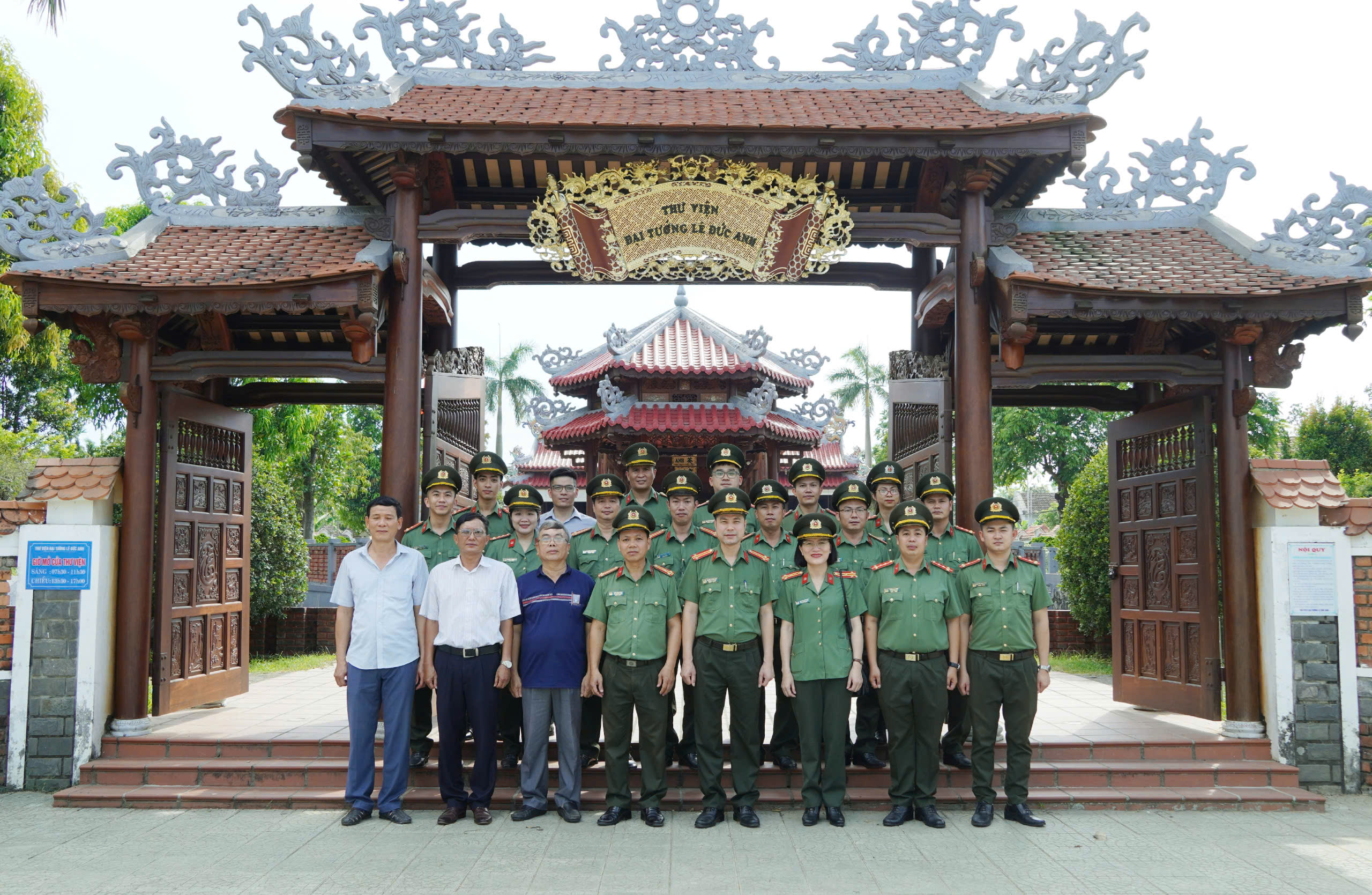 Phòng an ninh kinh tế - Công an thành phố Huế thăm Thư viện Đại tướng Lê Đức Anh.