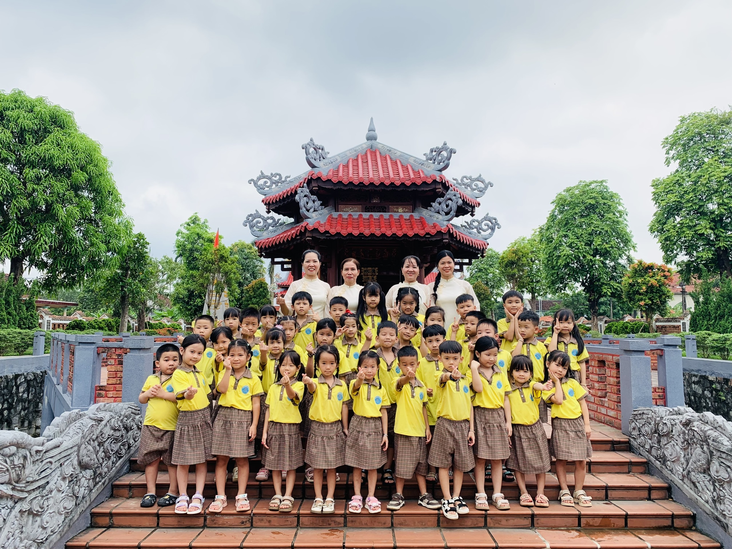 Đoàn Trường Mầm non Lộc Sơn thăm Thư viện Đại tướng Lê Đức Anh.