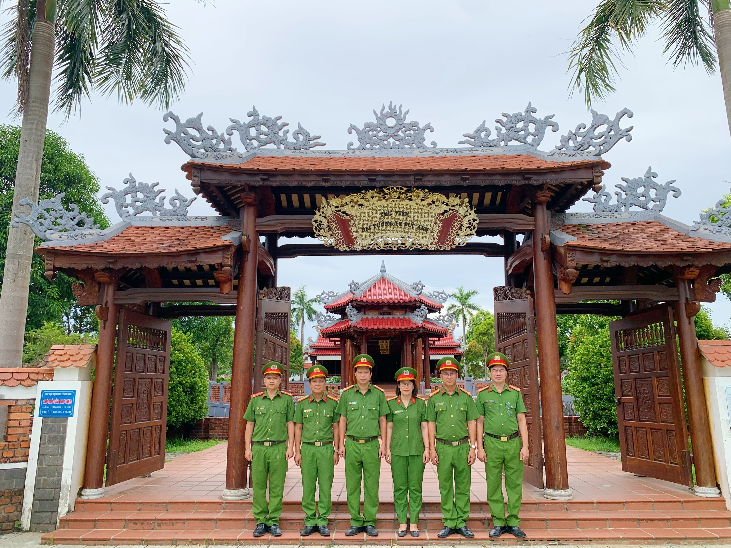 Đoàn Công an xã Lộc An dâng hương Đại tướng Lê Đức Anh