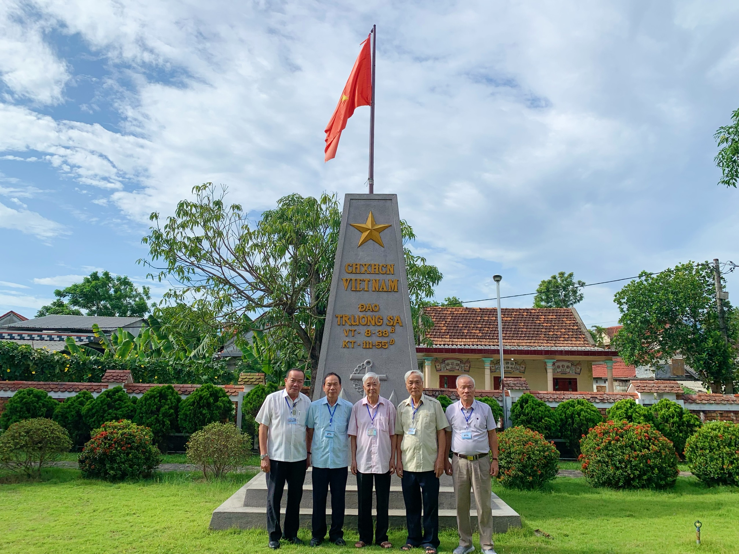 Đoàn cán bộ hưu trí tỉnh Phú Thọ và Cà Mau thăm Thư viện Đại tướng Lê Đức Anh