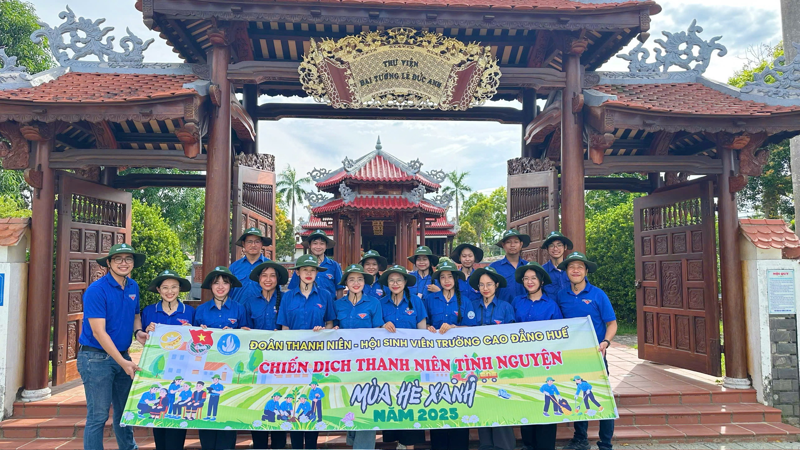 Đoàn Thanh niên – Hội sinh viên Trường Cao đẳng Huế thăm Thư viện Đại tướng Lê Đức Anh.