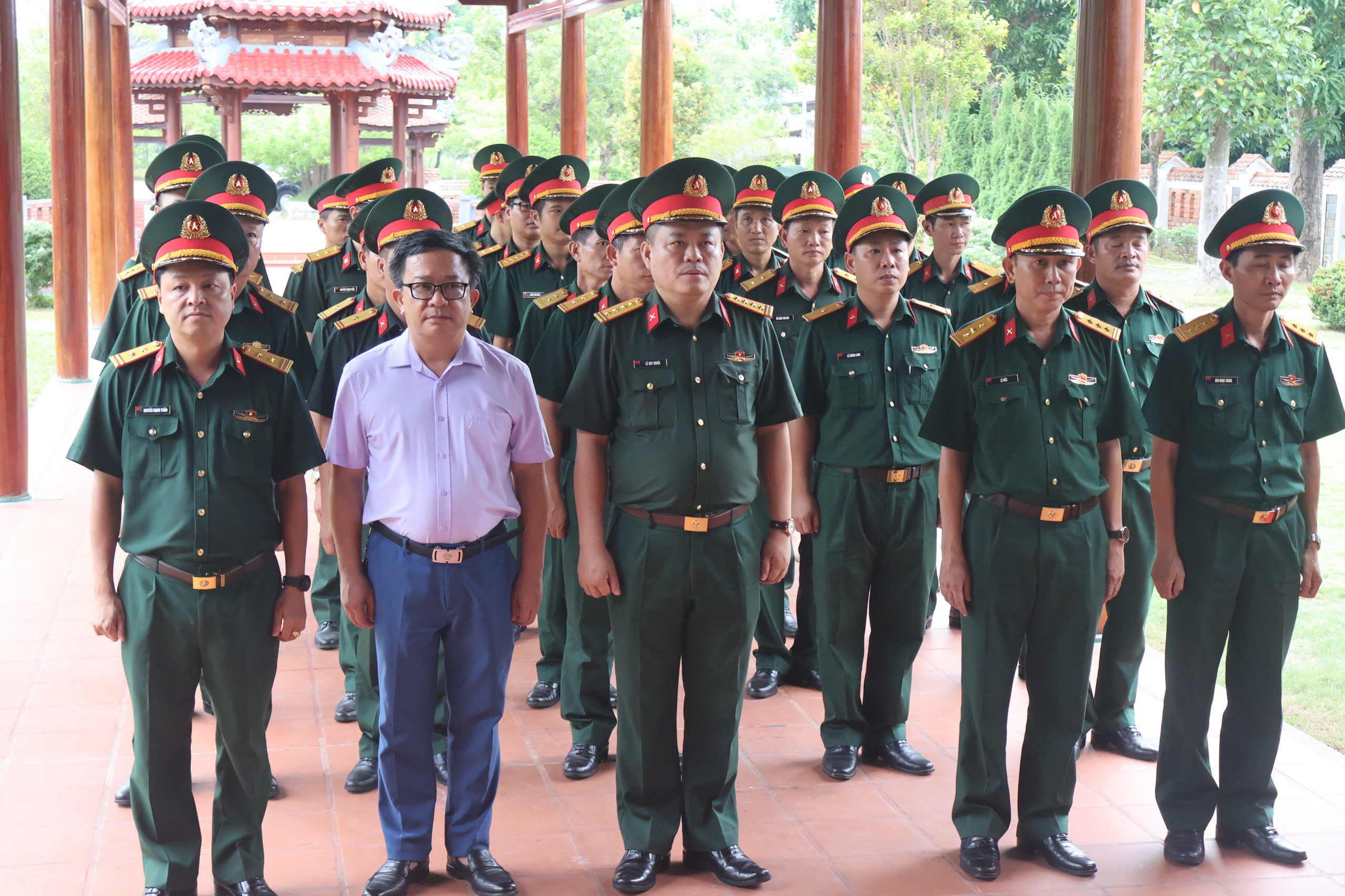 Đảng uỷ - Bộ Chỉ huy Quân sự thành phố Huế và Ban Phòng thủ Khu vực 3 - Phú Lộc dâng hương tưởng nhớ Đại tướng Lê Đức Anh