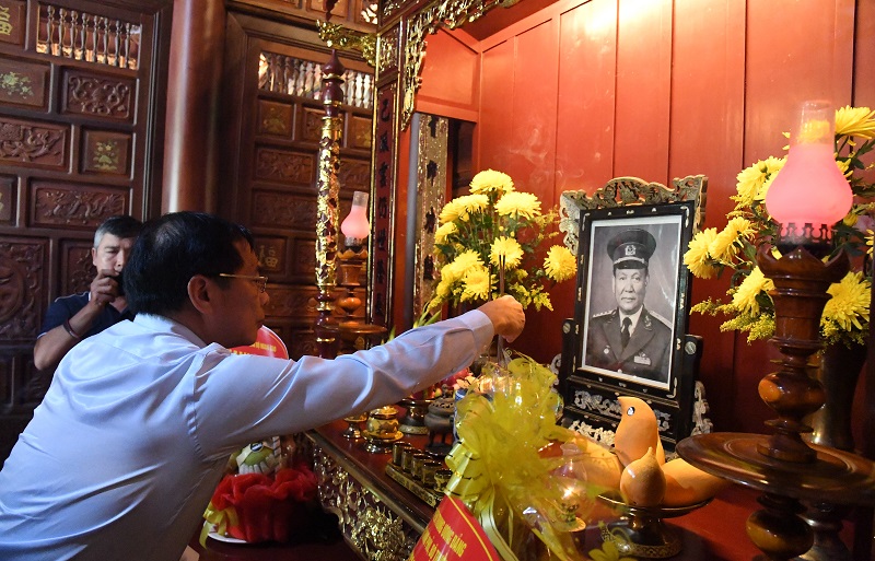 Phó Thủ tướng Bùi Thanh Sơn dâng hương tưởng nhớ Đại tướng Lê Đức Anh