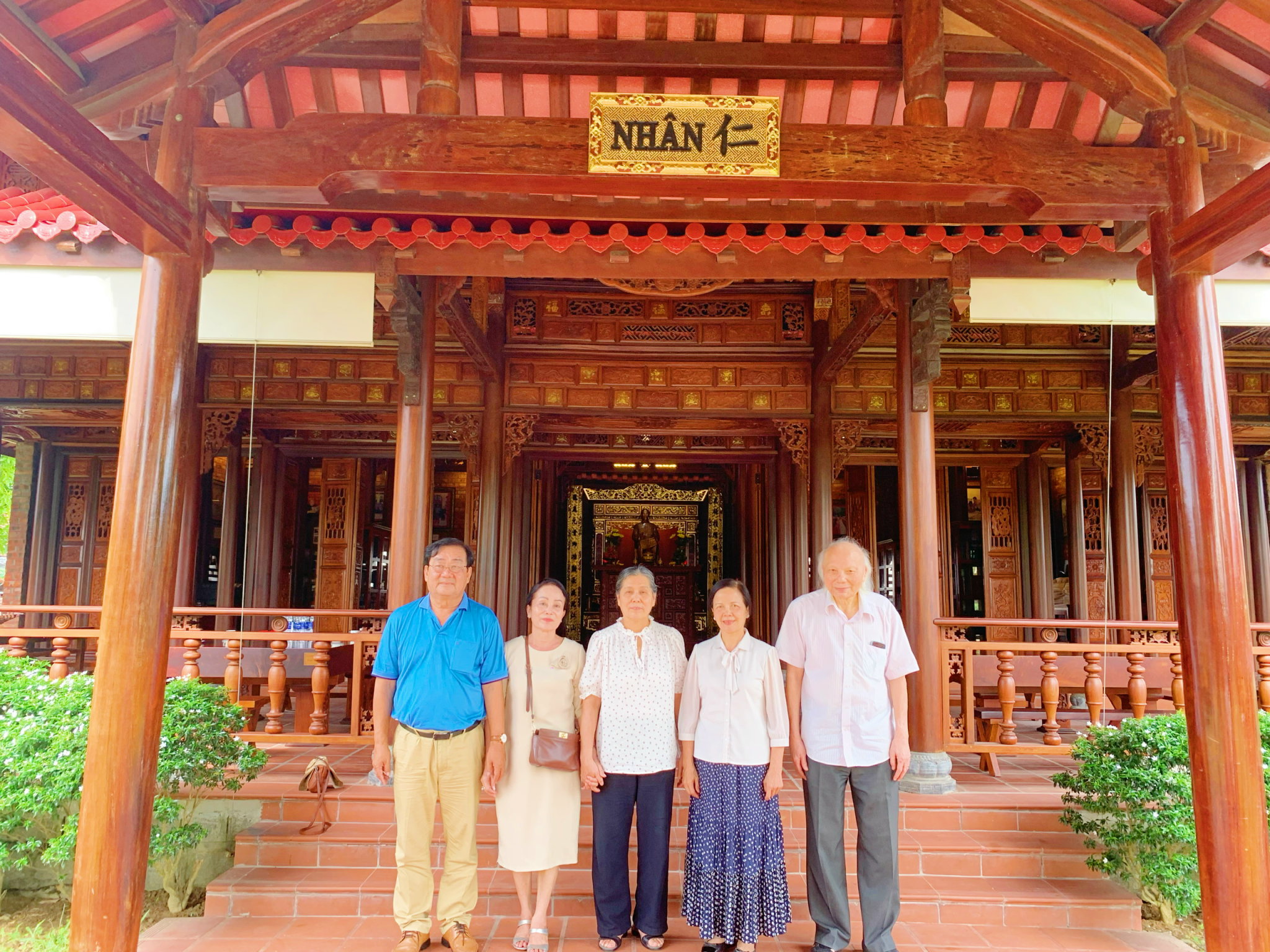 Đoàn cán bộ hưu trí Thủ đô Hà Nội và Cà Mau thăm Thư viện Đại tướng Lê Đức Anh